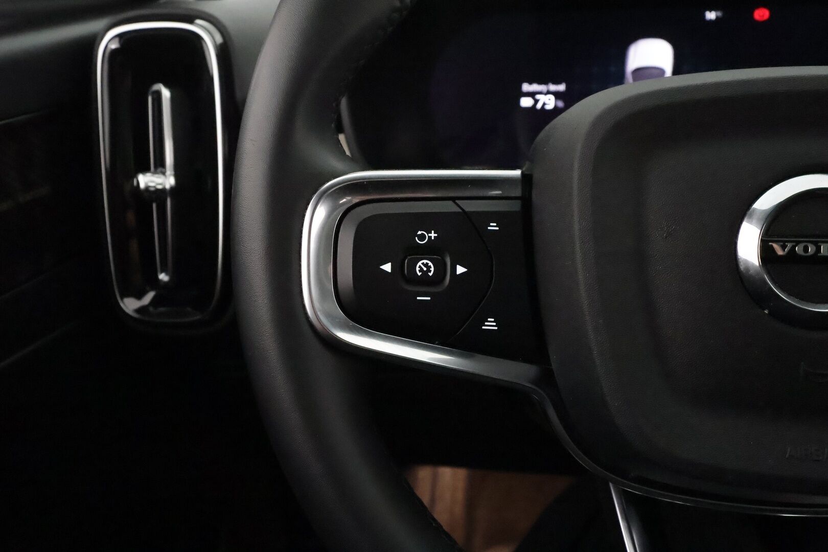Volvo C40 2022 Recharge Twin Business Launch Edition aut - 3,99 % KORKOTARJOUS TÄHÄN AUTOON - Lämpöpumppu / Adapt.Vakkari / Harman & Kardon / Pixel LED / Lasikatto / 360 Kamera / Nahka-Alcantara Muistipenkki / KeylessGo / Huippuvarusteet!