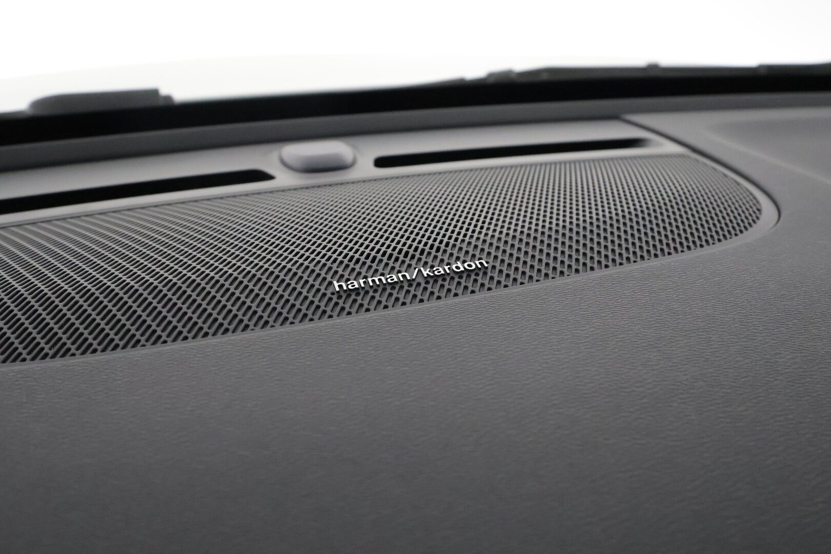Volvo C40 2022 Recharge Twin Business Launch Edition aut - 3,99 % KORKOTARJOUS TÄHÄN AUTOON - Lämpöpumppu / Adapt.Vakkari / Harman & Kardon / Pixel LED / Lasikatto / 360 Kamera / Nahka-Alcantara Muistipenkki / KeylessGo / Huippuvarusteet!