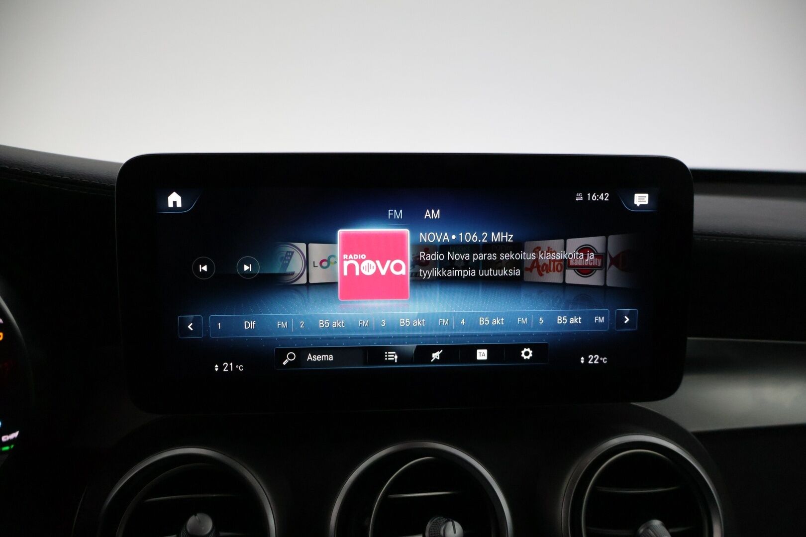 MERCEDES-BENZ GLC 2020 300 e 4MATIC A Business EQ Power * Distronic+ / Panorama / P-kamera / Sporttipenkit / LED High Perf. / Navi / Apple&Android * - Kovilla varusteilla / ACC / Hyvin Huollettu