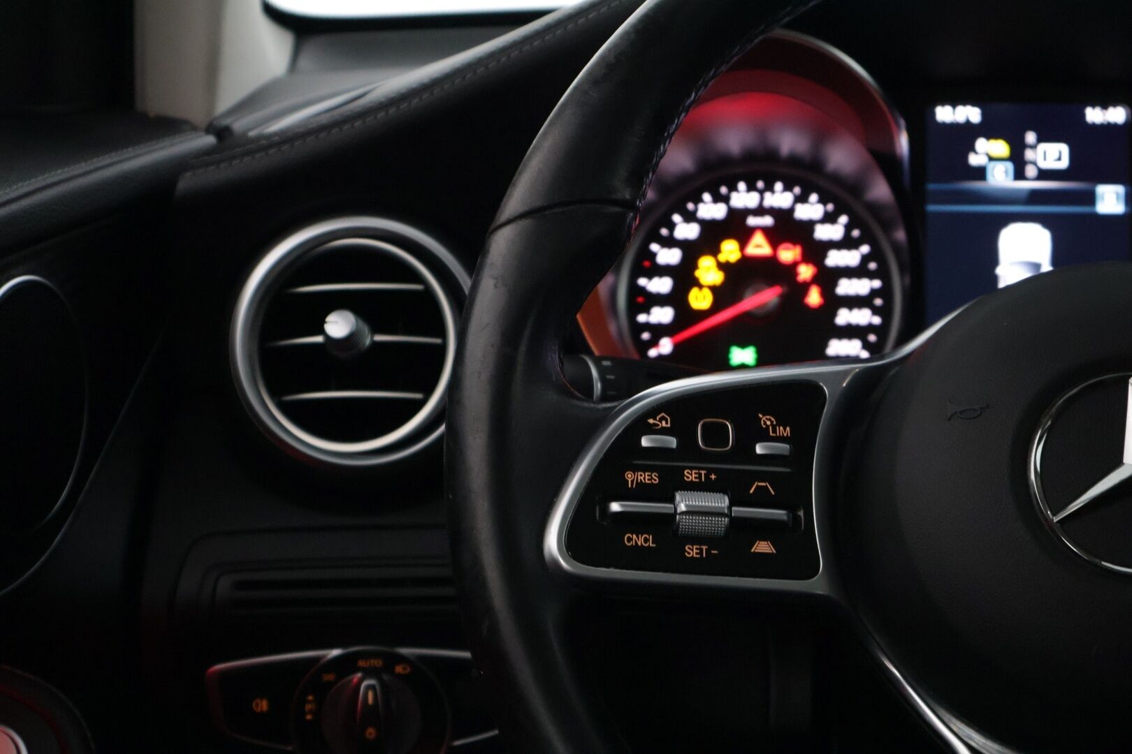 MERCEDES-BENZ GLC 2020 300 e 4MATIC A Business EQ Power * Distronic+ / Panorama / P-kamera / Sporttipenkit / LED High Perf. / Navi / Apple&Android * - Kovilla varusteilla / ACC / Hyvin Huollettu