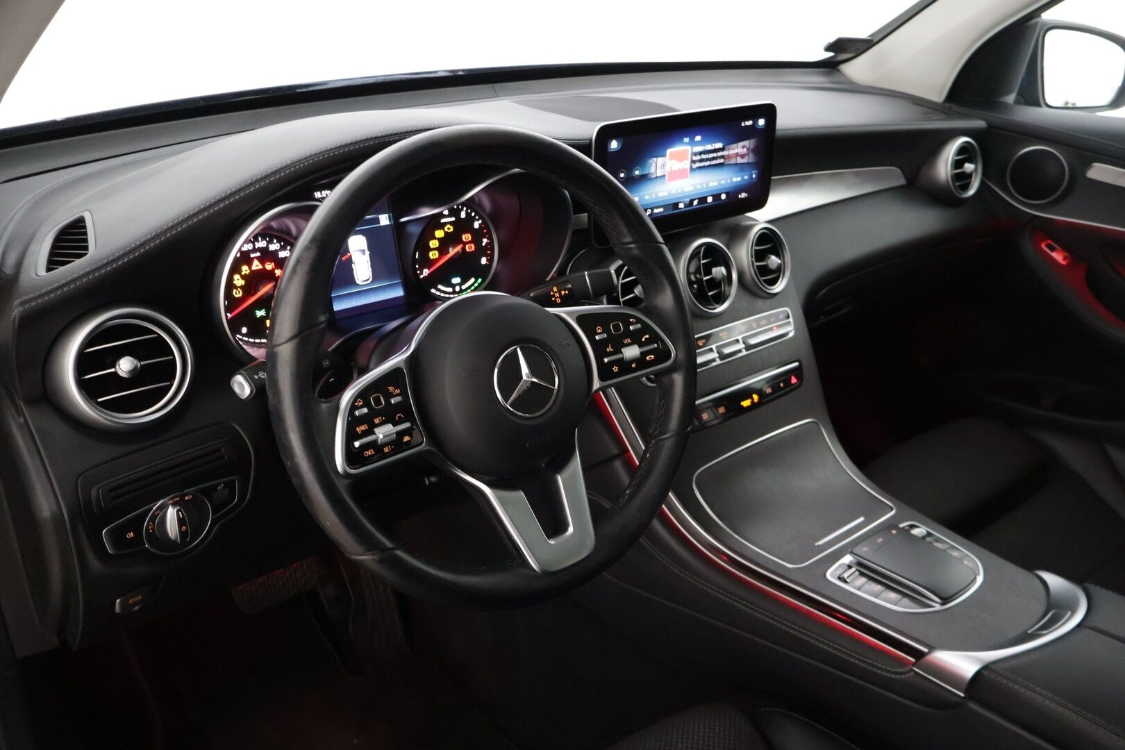 MERCEDES-BENZ GLC 2020 300 e 4MATIC A Business EQ Power * Distronic+ / Panorama / P-kamera / Sporttipenkit / LED High Perf. / Navi / Apple&Android * - Kovilla varusteilla / ACC / Hyvin Huollettu