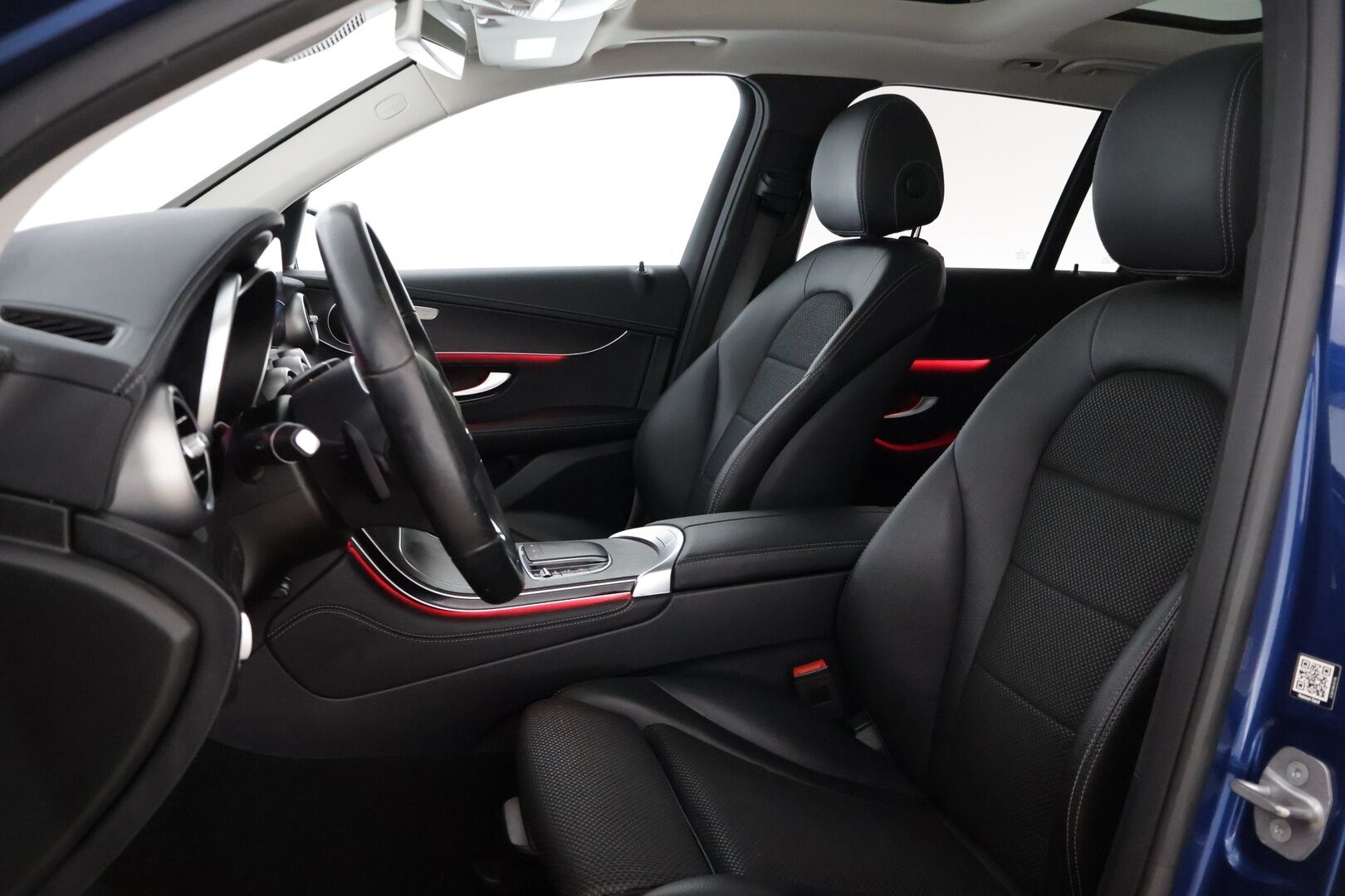 MERCEDES-BENZ GLC 2020 300 e 4MATIC A Business EQ Power * Distronic+ / Panorama / P-kamera / Sporttipenkit / LED High Perf. / Navi / Apple&Android * - Kovilla varusteilla / ACC / Hyvin Huollettu