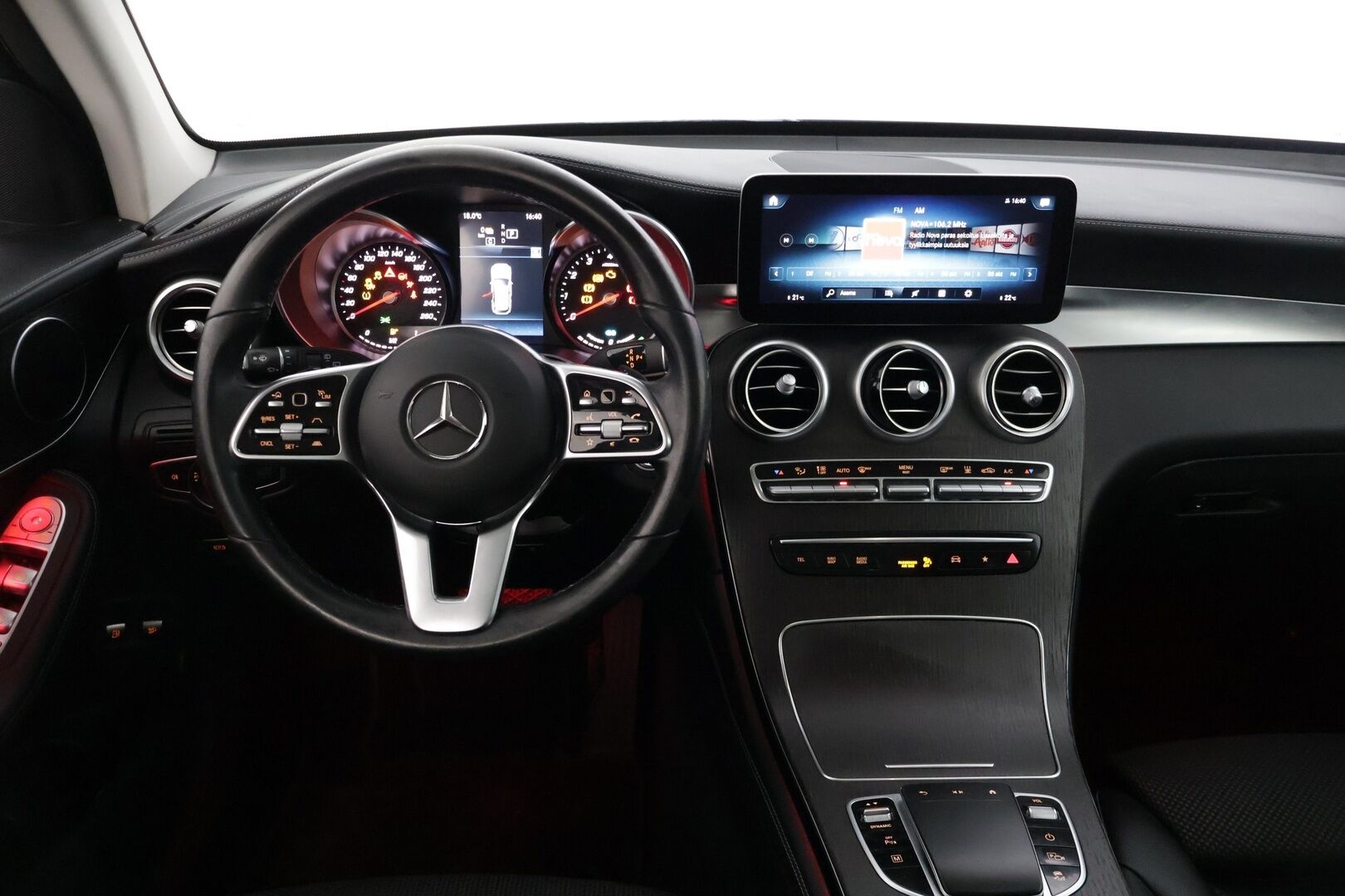 MERCEDES-BENZ GLC 2020 300 e 4MATIC A Business EQ Power * Distronic+ / Panorama / P-kamera / Sporttipenkit / LED High Perf. / Navi / Apple&Android * - Kovilla varusteilla / ACC / Hyvin Huollettu - HULLU BLACKWEEK KORKOTARJOUS 2,49%