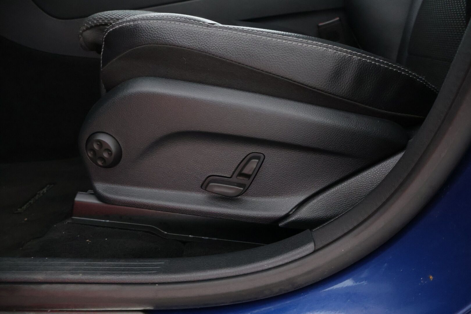 MERCEDES-BENZ GLC 2020 300 e 4MATIC A Business EQ Power * Distronic+ / Panorama / P-kamera / Sporttipenkit / LED High Perf. / Navi / Apple&Android * - Kovilla varusteilla / ACC / Hyvin Huollettu