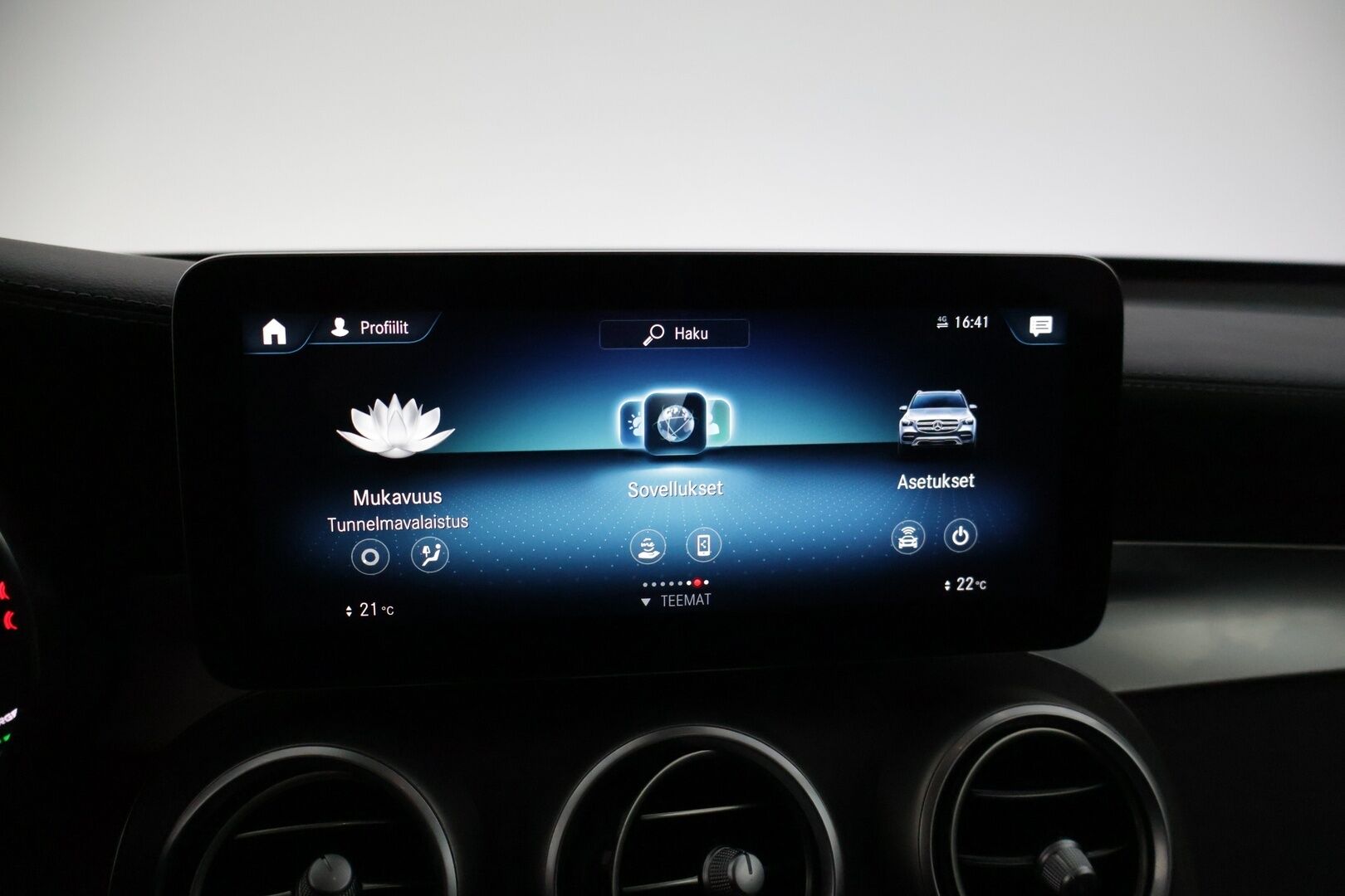 MERCEDES-BENZ GLC 2020 300 e 4MATIC A Business EQ Power * Distronic+ / Panorama / P-kamera / Sporttipenkit / LED High Perf. / Navi / Apple&Android * - Kovilla varusteilla / ACC / Hyvin Huollettu