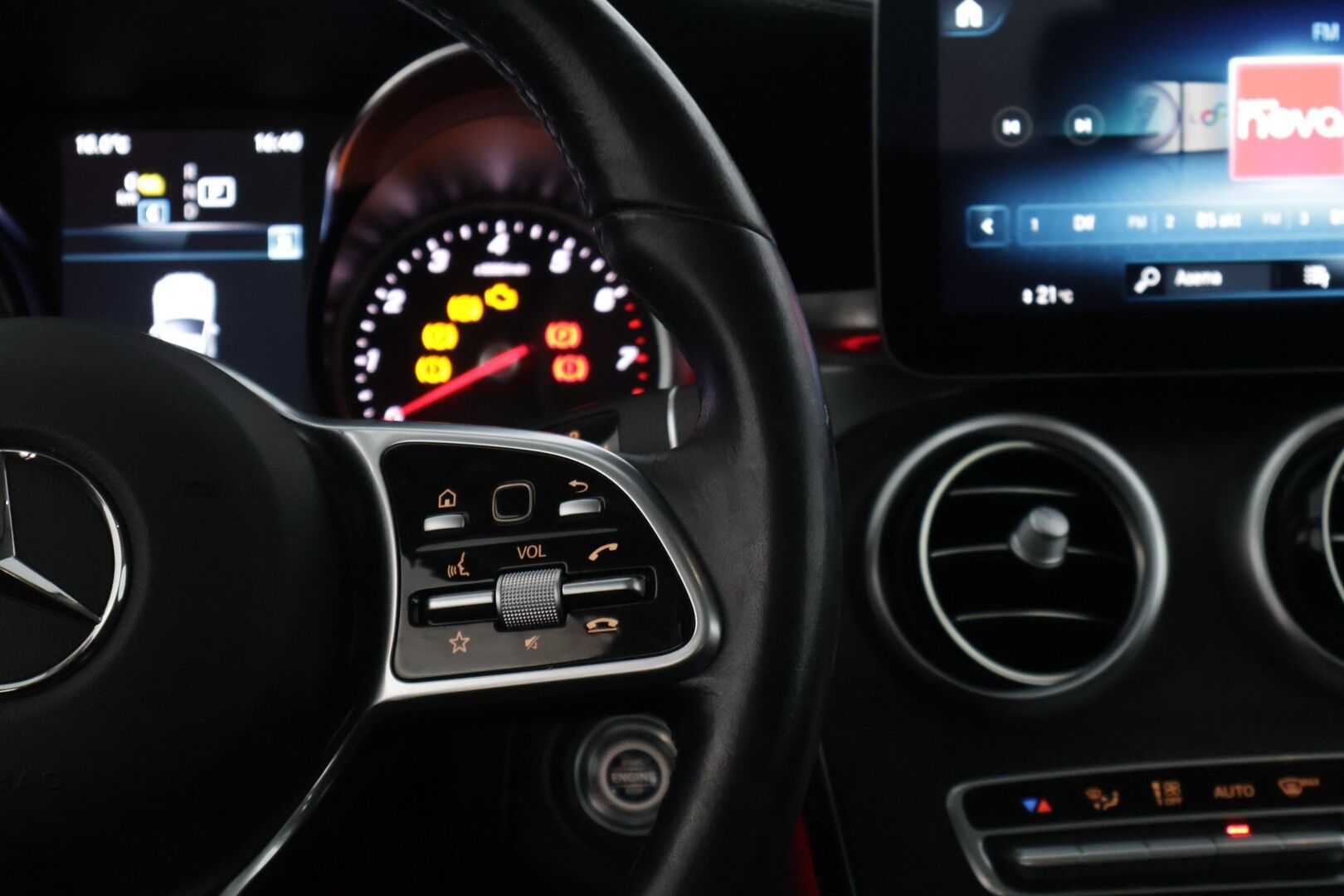 MERCEDES-BENZ GLC 2020 300 e 4MATIC A Business EQ Power * Distronic+ / Panorama / P-kamera / Sporttipenkit / LED High Perf. / Navi / Apple&Android * - Kovilla varusteilla / ACC / Hyvin Huollettu