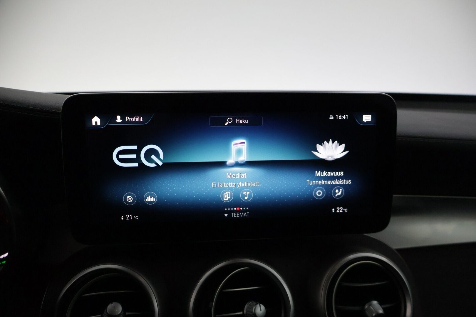 MERCEDES-BENZ GLC 2020 300 e 4MATIC A Business EQ Power * Distronic+ / Panorama / P-kamera / Sporttipenkit / LED High Perf. / Navi / Apple&Android * - Kovilla varusteilla / ACC / Hyvin Huollettu