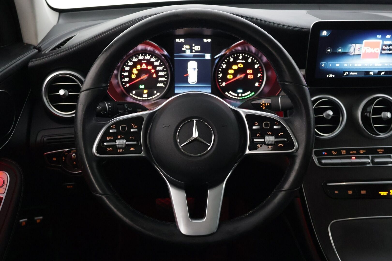 MERCEDES-BENZ GLC 2020 300 e 4MATIC A Business EQ Power * Distronic+ / Panorama / P-kamera / Sporttipenkit / LED High Perf. / Navi / Apple&Android * - Kovilla varusteilla / ACC / Hyvin Huollettu