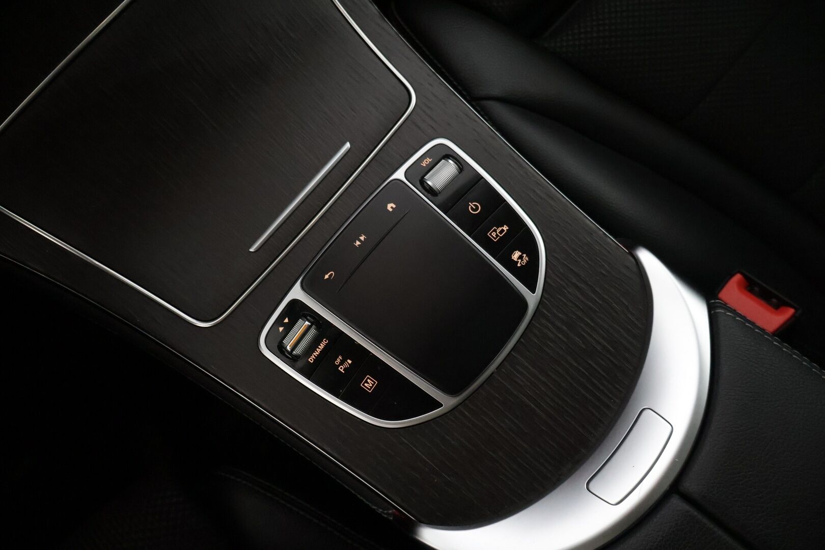 MERCEDES-BENZ GLC 2020 300 e 4MATIC A Business EQ Power * Distronic+ / Panorama / P-kamera / Sporttipenkit / LED High Perf. / Navi / Apple&Android * - Kovilla varusteilla / ACC / Hyvin Huollettu