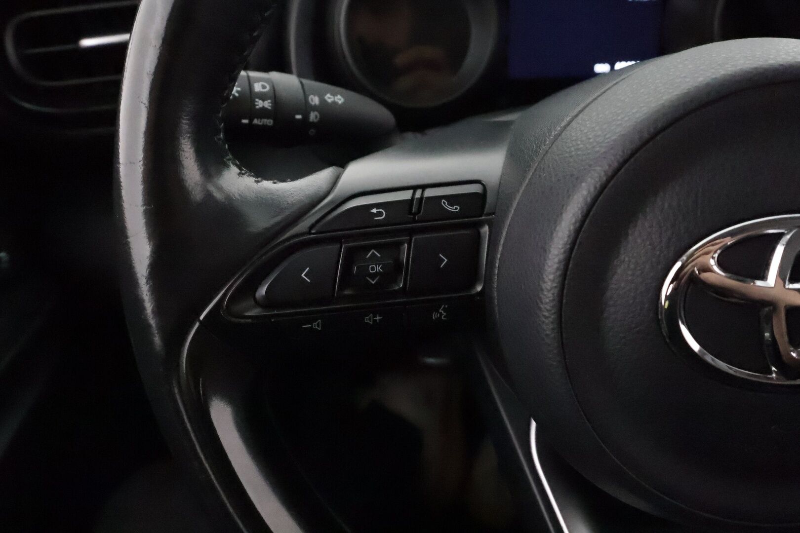 TOYOTA YARIS 2020 1,5 Hybrid Style **Adapt.vakkari / Digimittaristo / Apple&Android / P.kamera / LED / Lohkolämmitin** - Sisätilanlämmitin / Ratinlämmitin