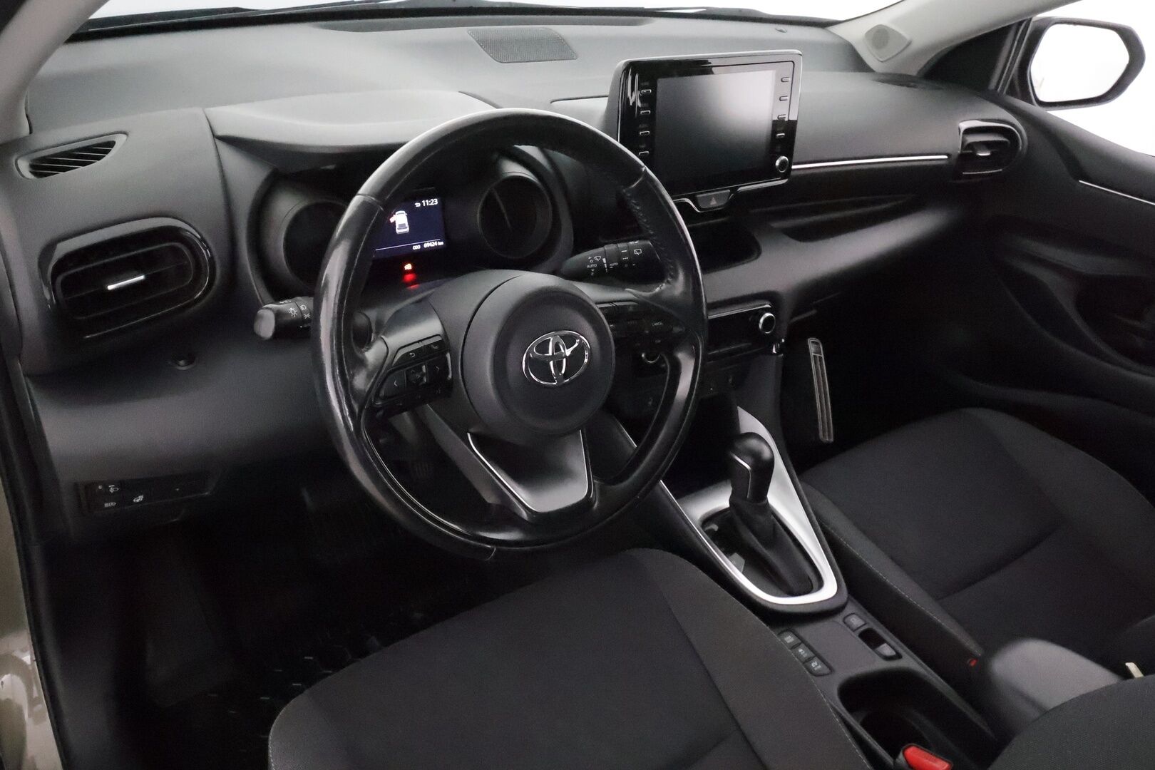 TOYOTA YARIS 2020 1,5 Hybrid Style **Adapt.vakkari / Digimittaristo / Apple&Android / P.kamera / LED / Lohkolämmitin** - Sisätilanlämmitin / Ratinlämmitin