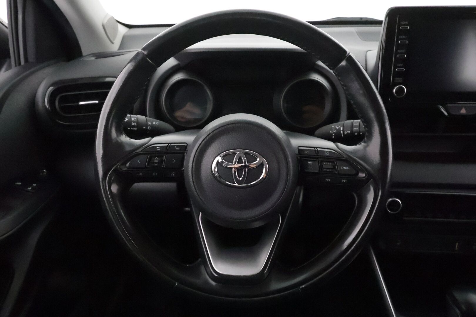 TOYOTA YARIS 2020 1,5 Hybrid Style **Adapt.vakkari / Digimittaristo / Apple&Android / P.kamera / LED / Lohkolämmitin** - Sisätilanlämmitin / Ratinlämmitin