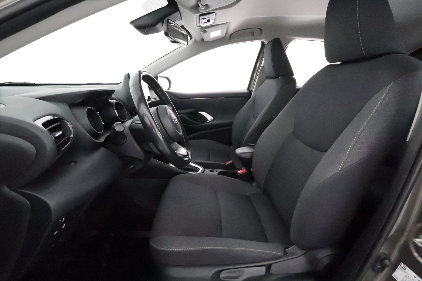 TOYOTA YARIS 2020 1,5 Hybrid Style **Adapt.vakkari / Digimittaristo / Apple&Android / P.kamera / LED / Lohkolämmitin** - Sisätilanlämmitin / Ratinlämmitin