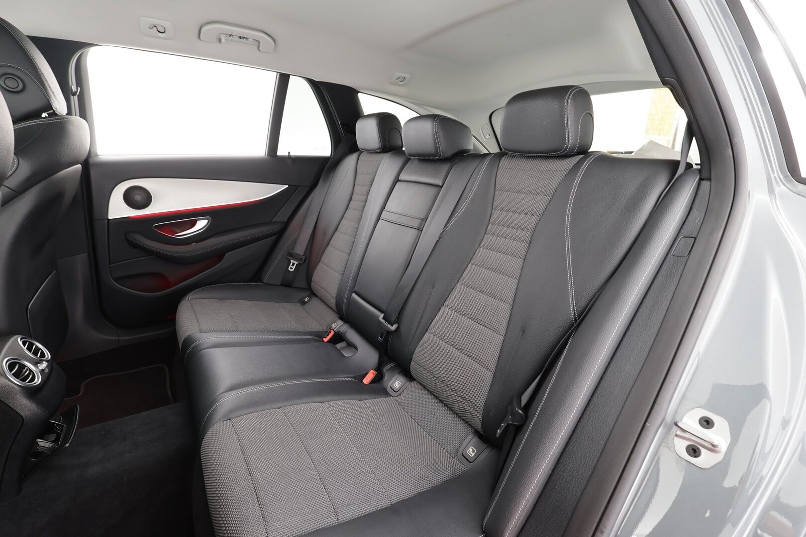 Mercedes-Benz E 2021 300de T A Business Edition EQ Power * Widescreen / Distronic / Multibeam / P.kamera / Sportpenkit / Navi / Kaistavahti * - 2x Latauskaapelit / Kahdet renkaat - HULLU BLACKWEEK KORKOTARJOUS 2,49%