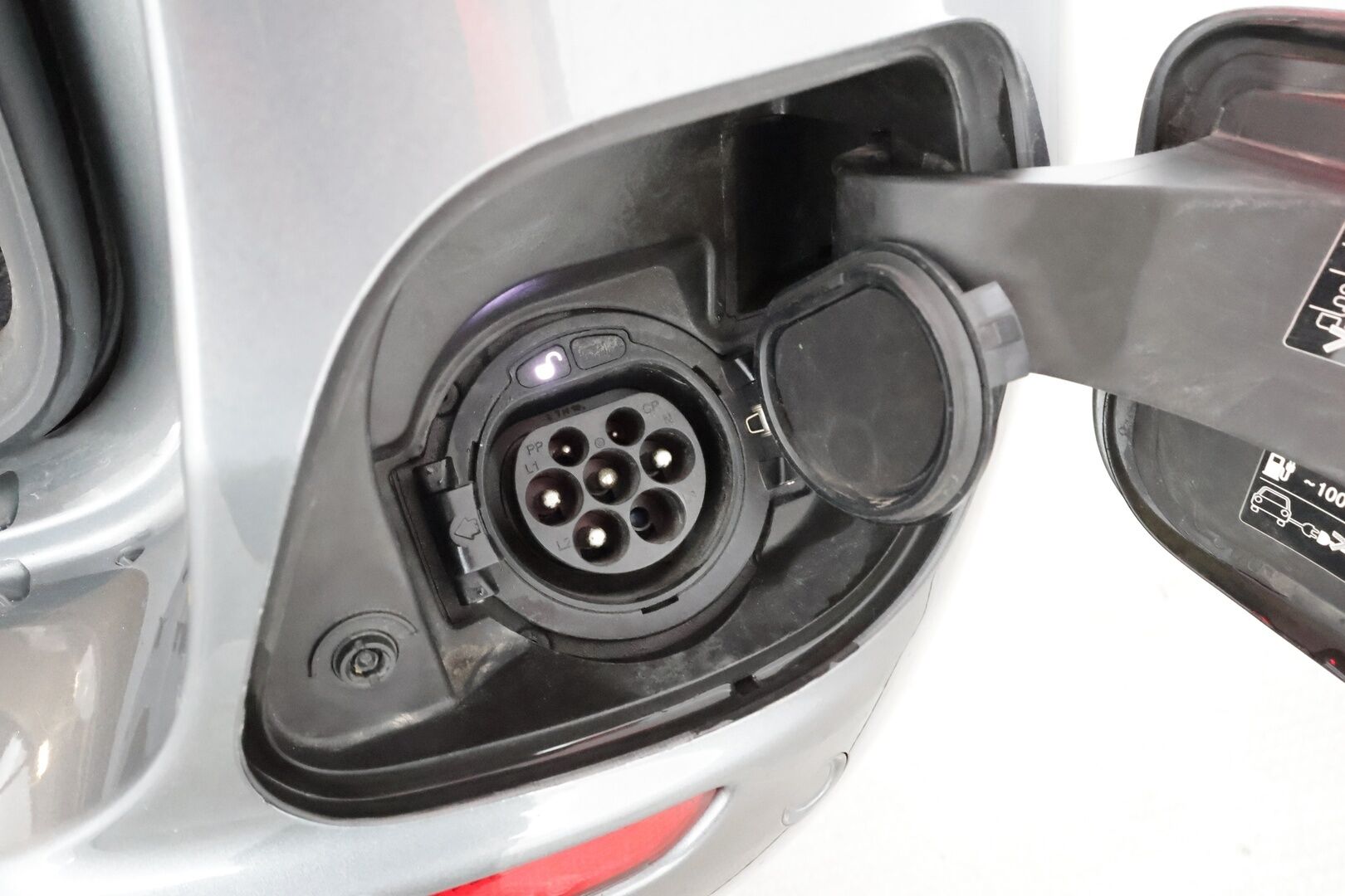 Mercedes-Benz E 2021 300de T A Business Edition EQ Power * Widescreen / Distronic / Multibeam / P.kamera / Sportpenkit / Navi / Kaistavahti * - *2x Latauskaapelit / Kahdet renkaat*