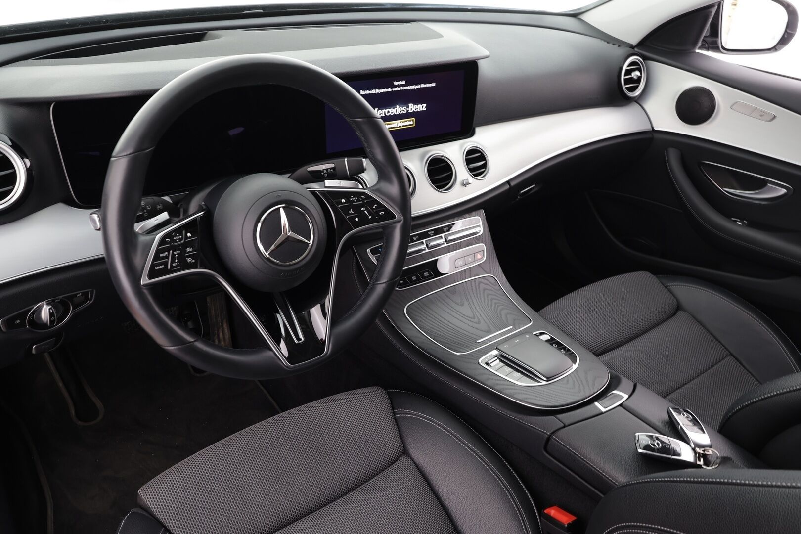 Mercedes-Benz E 2021 300de T A Business Edition EQ Power * Widescreen / Distronic / Multibeam / P.kamera / Sportpenkit / Navi / Kaistavahti * - 2x Latauskaapelit / Kahdet renkaat - HULLU BLACKWEEK KORKOTARJOUS 2,49%