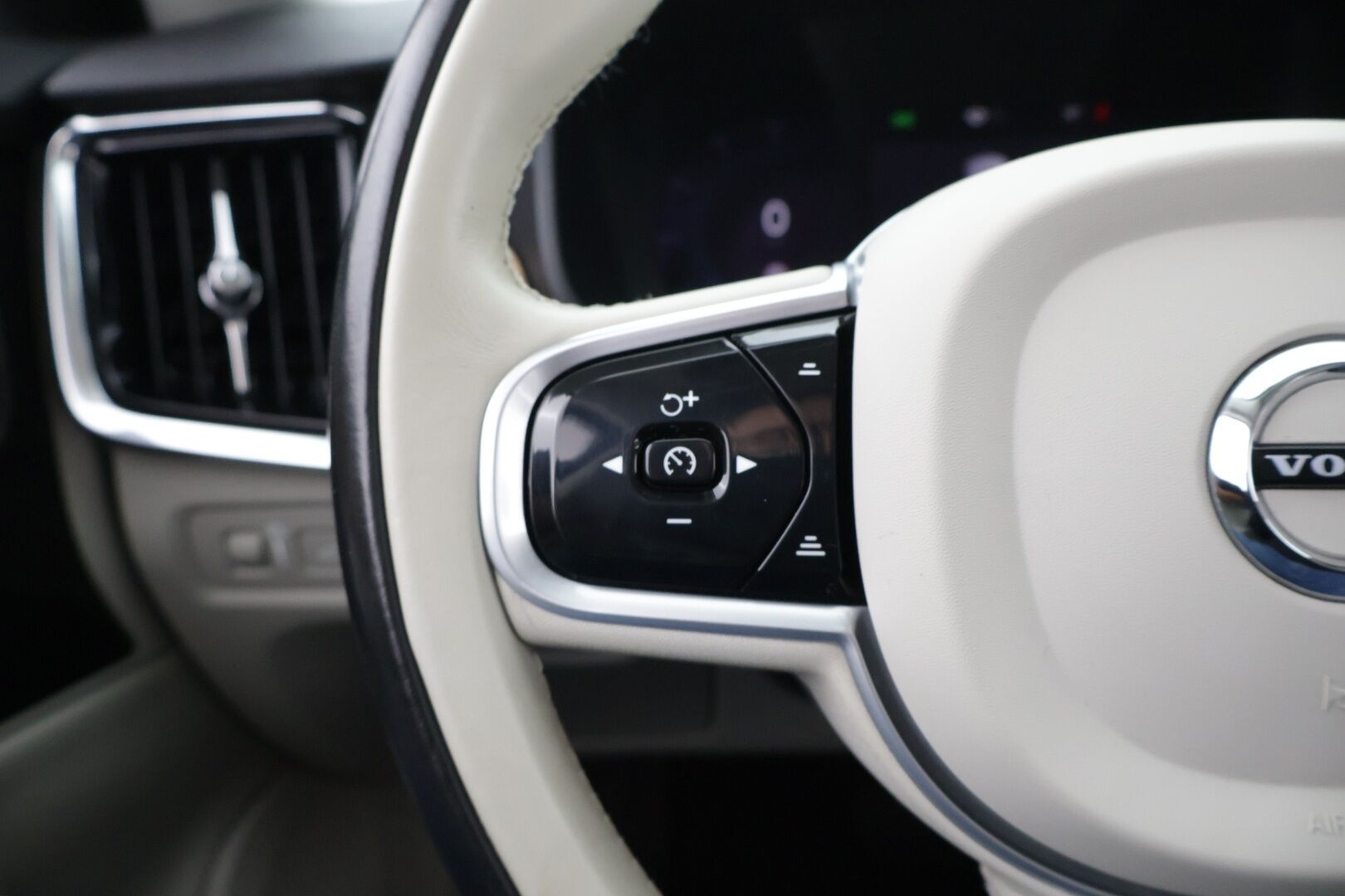 Volvo V90 2022 T6 AWD Inscription Expression *Webasto / Pilot Assist / Harman/Kardon / P-kamera / Koukku / Sporttinahat / KeylessGo* - 2x Alumiinivanteet / BLIS / Vaalea nahkasisusta!