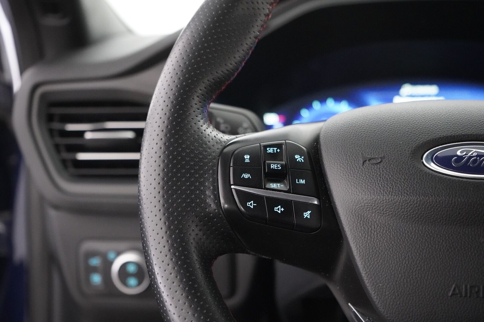 FORD KUGA 2020 2,5 (PHEV) FWD ST-Line *ACC / B&O / Peruutuskamera / KeylessGo / Koukku / Lämm.Tuulilasi / - Kahdet renkaat alumiinivantein / viimeisin huolto 142tkm, 23.02.2026 / 2x laturit - HULLUT AVAJAISHULINAT KORKOTARJOUS 3,29 %