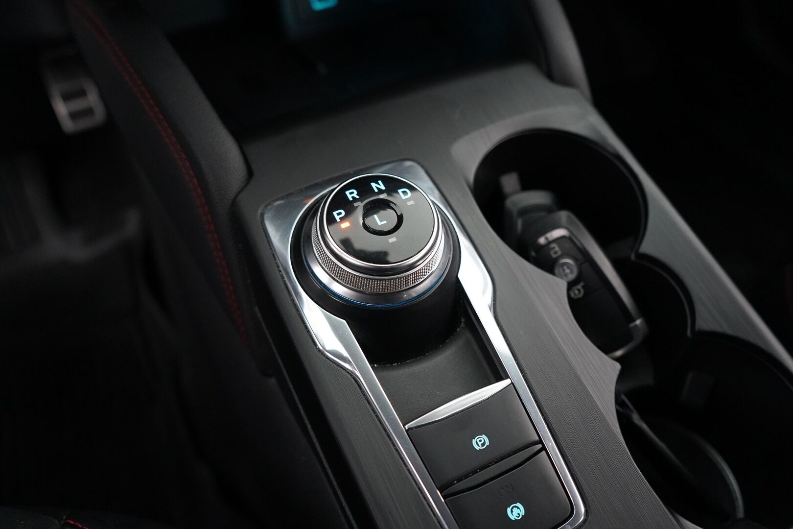 FORD KUGA 2020 2,5 (PHEV) FWD ST-Line *ACC / B&O / Peruutuskamera / KeylessGo / Koukku / Lämm.Tuulilasi / - Kahdet renkaat alumiinivantein / viimeisin huolto 142tkm, 23.02.2026 / 2x laturit - HULLUT AVAJAISHULINAT KORKOTARJOUS 3,29 %