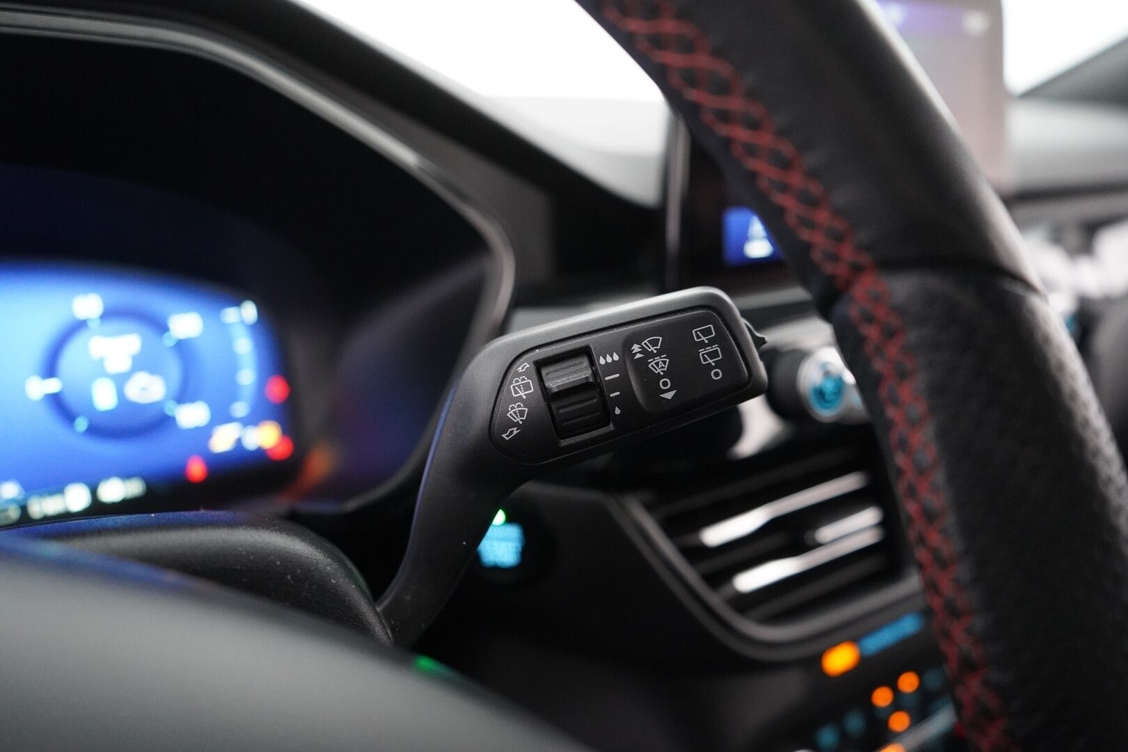 FORD KUGA 2020 2,5 (PHEV) FWD ST-Line *ACC / B&O / Peruutuskamera / KeylessGo / Koukku / Lämm.Tuulilasi / - Kahdet renkaat alumiinivantein / viimeisin huolto 142tkm, 23.02.2026 / 2x laturit - HULLUT AVAJAISHULINAT KORKOTARJOUS 3,29 %