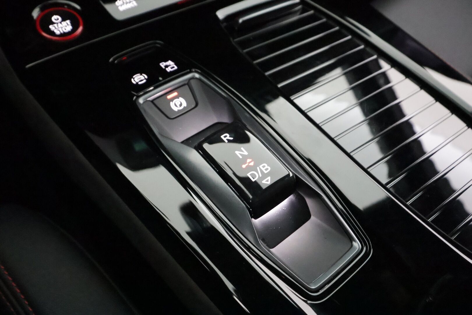 Audi S6 e-tron 2025 Avant quattro - | ACC | ILP | Koukku | B&O | HUD | 360° | Matrix | Muistipenkki | Ilma-alusta | Matkustajan näyttö | Kaistaohjaus | BSM | Nahka-alcantara | Keyless | - KORKO VAIN 3,99 %