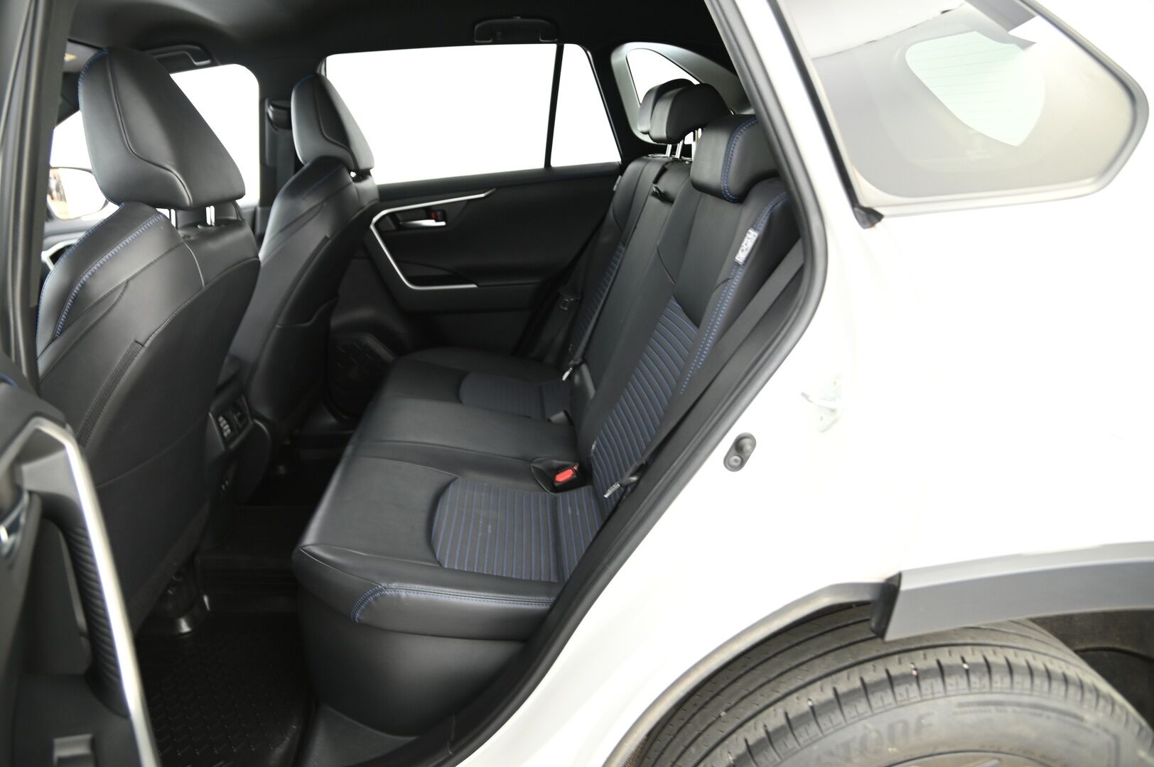 Toyota RAV4 2019 2,5 Hybrid AWD-i Style *JBL / 360 Kamera / ACC / KeylessGo / Sähköpenkki / Digitaalinen Taustapeili / S.Luukku* - 3,99 % KORKOTARJOUS TÄHÄN AUTOON - TALOUDELLINEN MAASTURI FIKSUILLA HUOLLOILLA SEKÄ KAKSIN HUIPPURENKAIN!