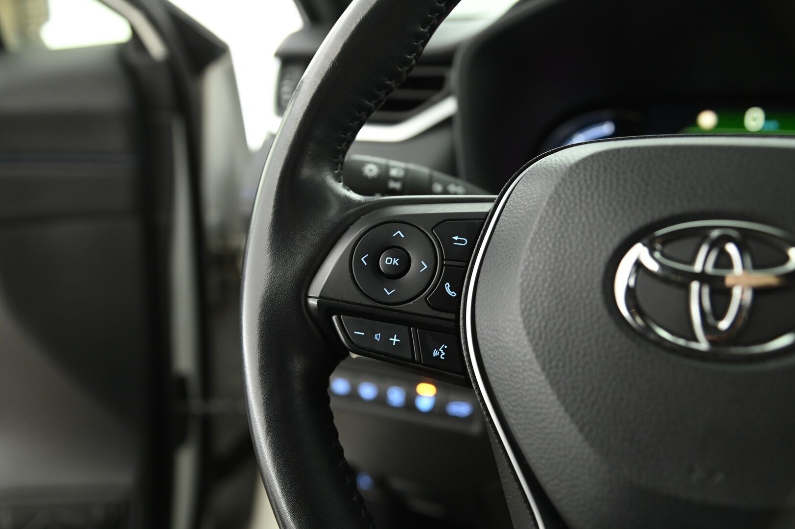 Toyota RAV4 2019 2,5 Hybrid AWD-i Style *JBL / 360 Kamera / ACC / KeylessGo / Sähköpenkki / Digitaalinen Taustapeili / S.Luukku* - 3,99 % KORKOTARJOUS TÄHÄN AUTOON - TALOUDELLINEN MAASTURI FIKSUILLA HUOLLOILLA SEKÄ KAKSIN HUIPPURENKAIN!