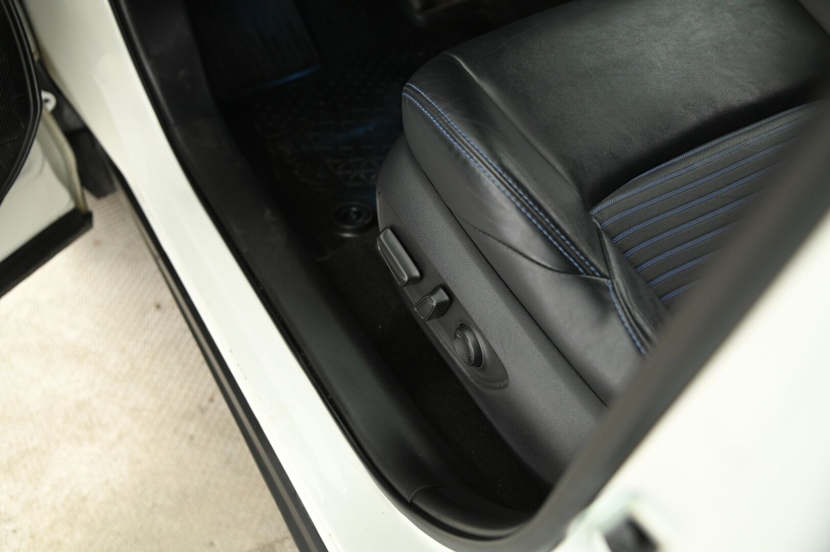 Toyota RAV4 2019 2,5 Hybrid AWD-i Style *JBL / 360 Kamera / ACC / KeylessGo / Sähköpenkki / Digitaalinen Taustapeili / S.Luukku* - 3,99 % KORKOTARJOUS TÄHÄN AUTOON - TALOUDELLINEN MAASTURI FIKSUILLA HUOLLOILLA SEKÄ KAKSIN HUIPPURENKAIN!