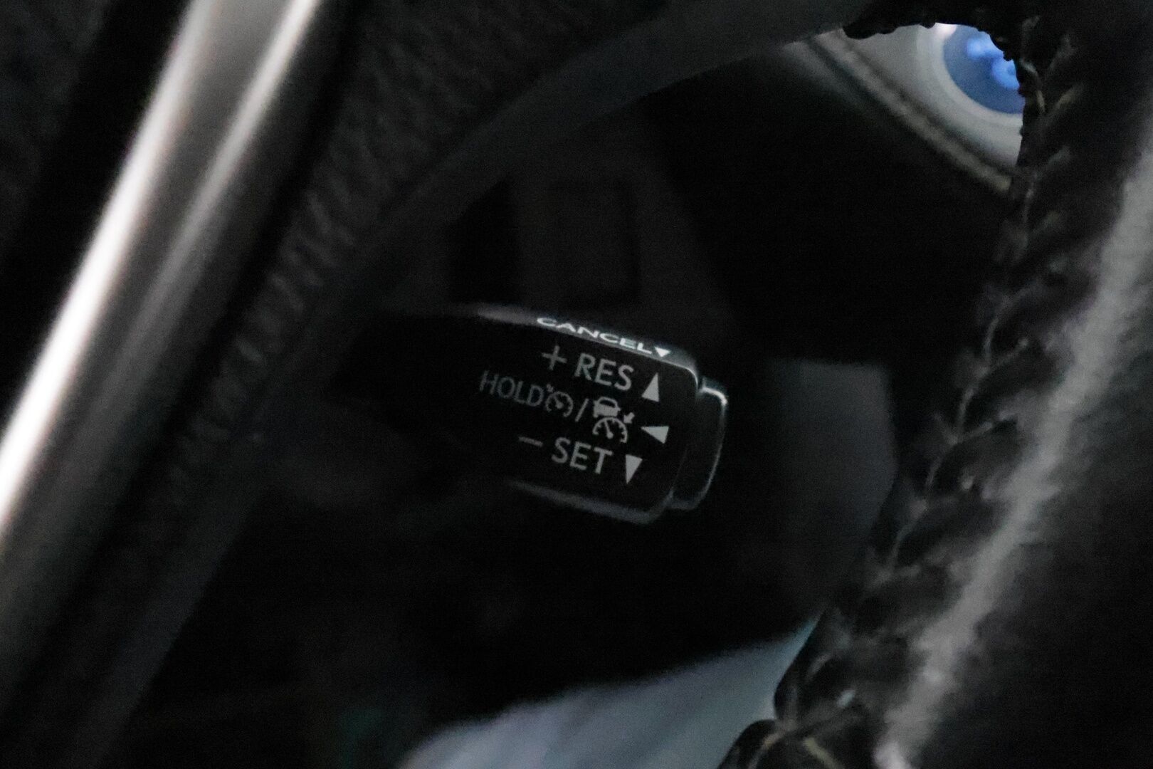 TOYOTA RAV4 2016 AWD 2.5 Hybrid Executive ** Adapt.vakkari / P.kamera / Kattoluukku / Nahkasisusta / Keyles / Navi - Huippu varusteet / Hyvin pidetty yksilö / Särmä huoltohistoria