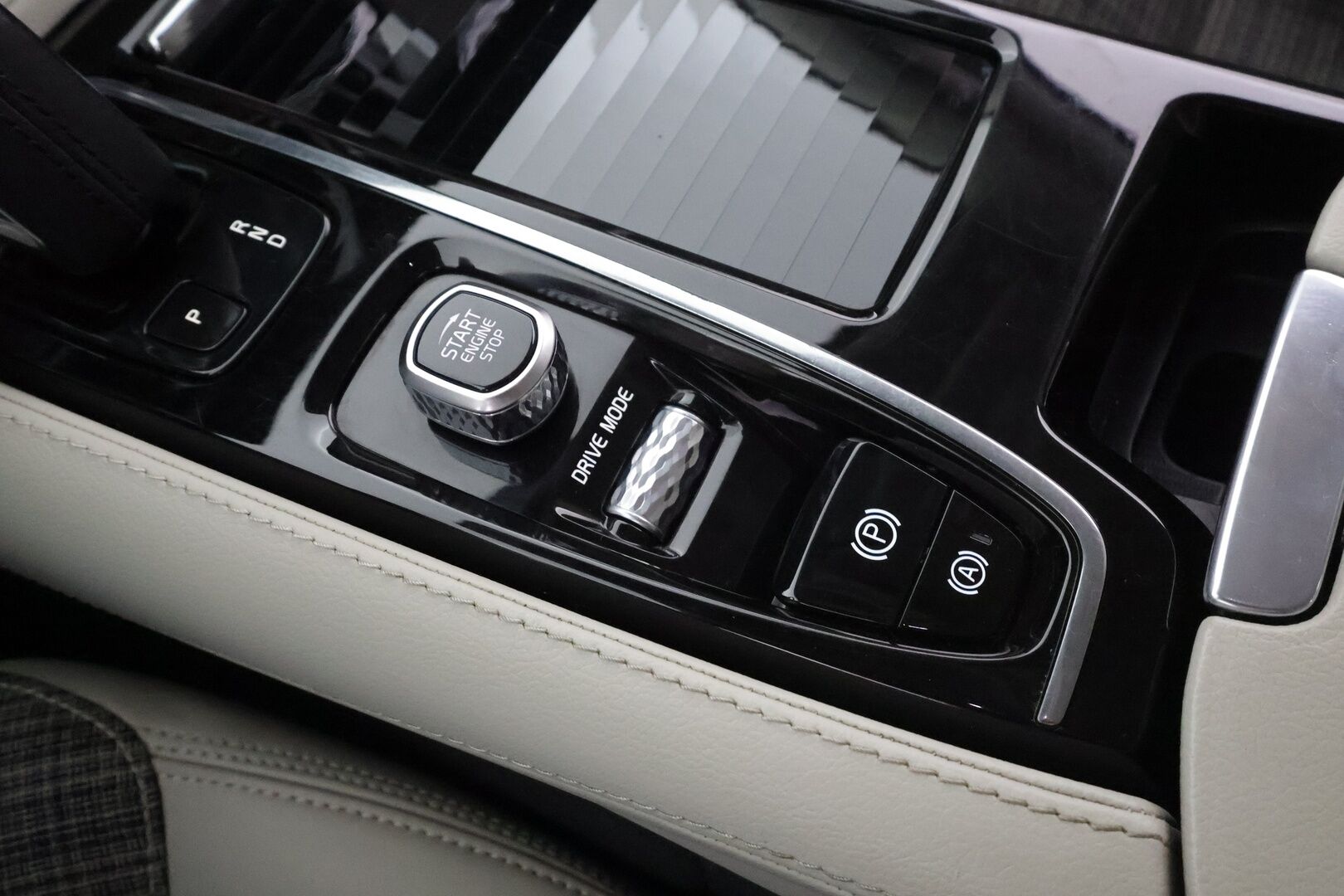 Volvo V60 2021 T6 TwE AWD Momentum aut * Webasto / Koukku / ACC / LED / P.Kamera / Navi / Kaistavahti *