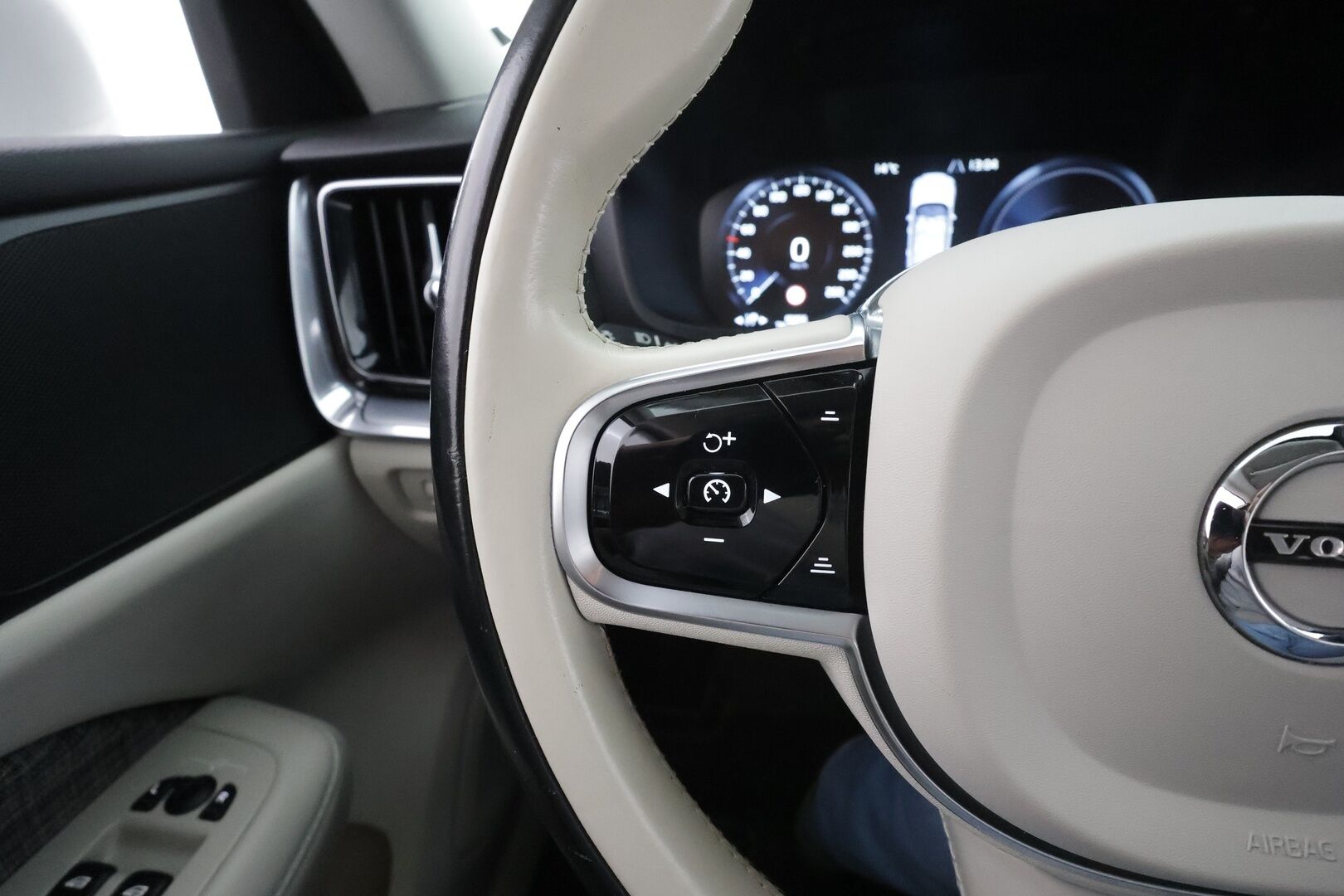 Volvo V60 2021 T6 TwE AWD Momentum aut * Webasto / Koukku / ACC / LED / P.Kamera / Navi / Kaistavahti *