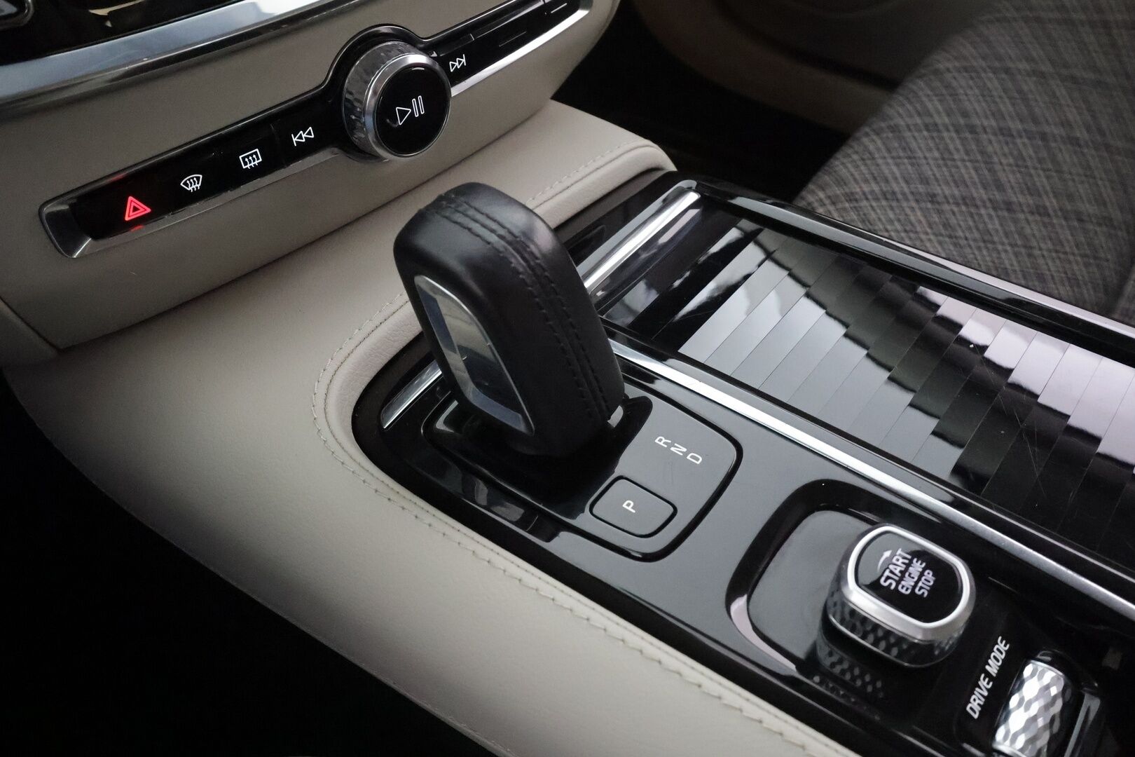 Volvo V60 2021 T6 TwE AWD Momentum aut * Webasto / Koukku / ACC / LED / P.Kamera / Navi / Kaistavahti *