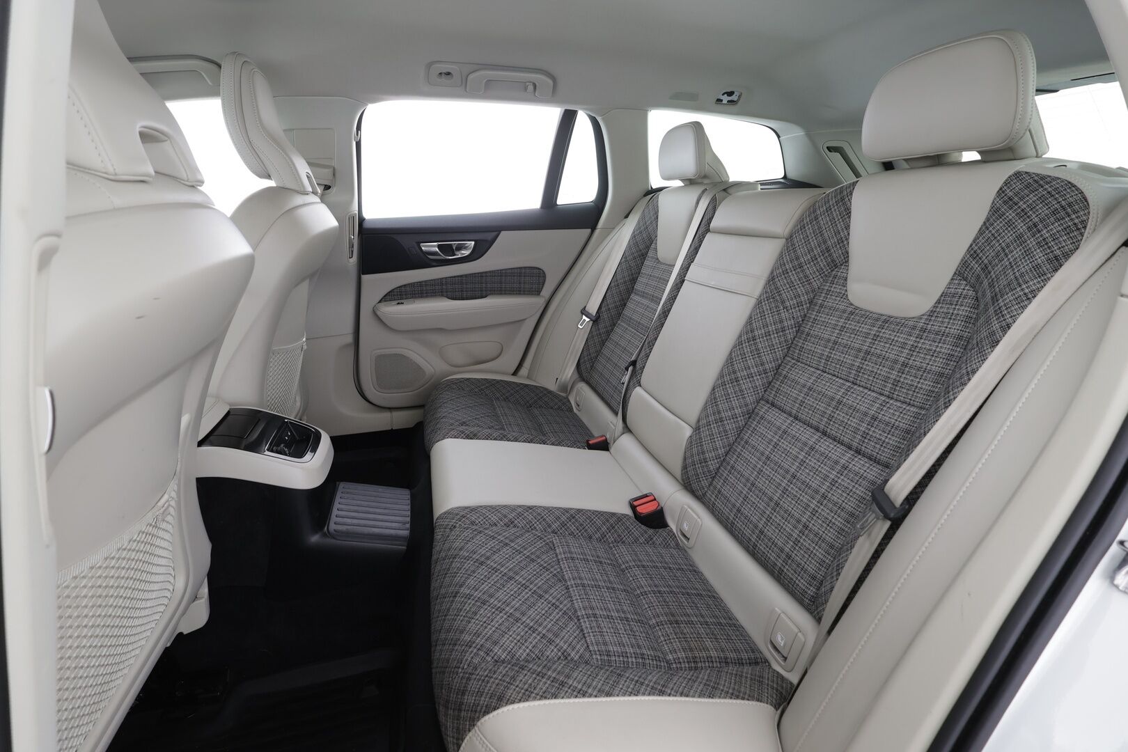 Volvo V60 2021 T6 TwE AWD Momentum aut * Webasto / Koukku / ACC / LED / P.Kamera / Navi / Kaistavahti * - HULLUT AVAJAISHULINAT KORKOTARJOUS 3,29 %