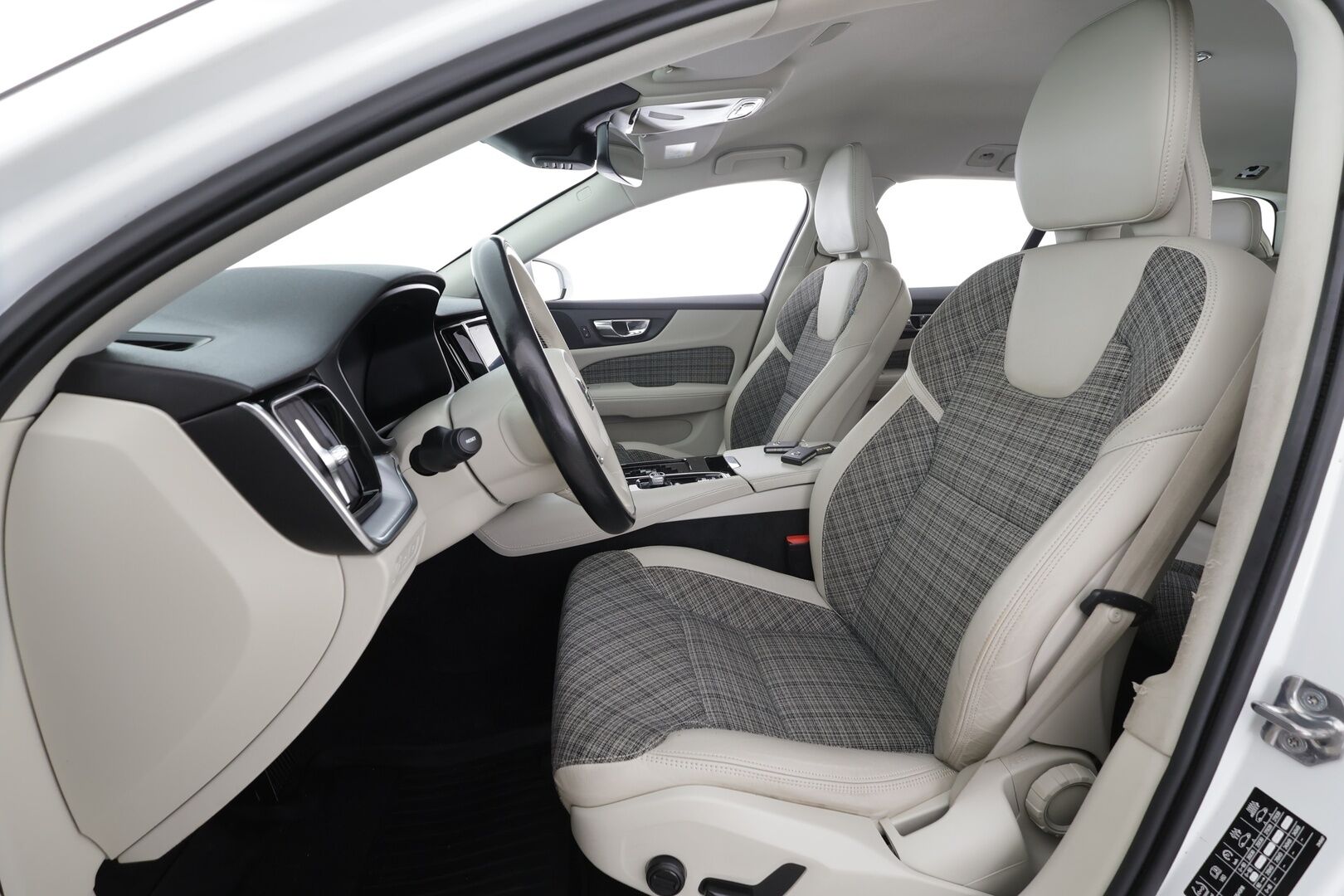 Volvo V60 2021 T6 TwE AWD Momentum aut * Webasto / Koukku / ACC / LED / P.Kamera / Navi / Kaistavahti * - HULLUT AVAJAISHULINAT KORKOTARJOUS 3,29 %