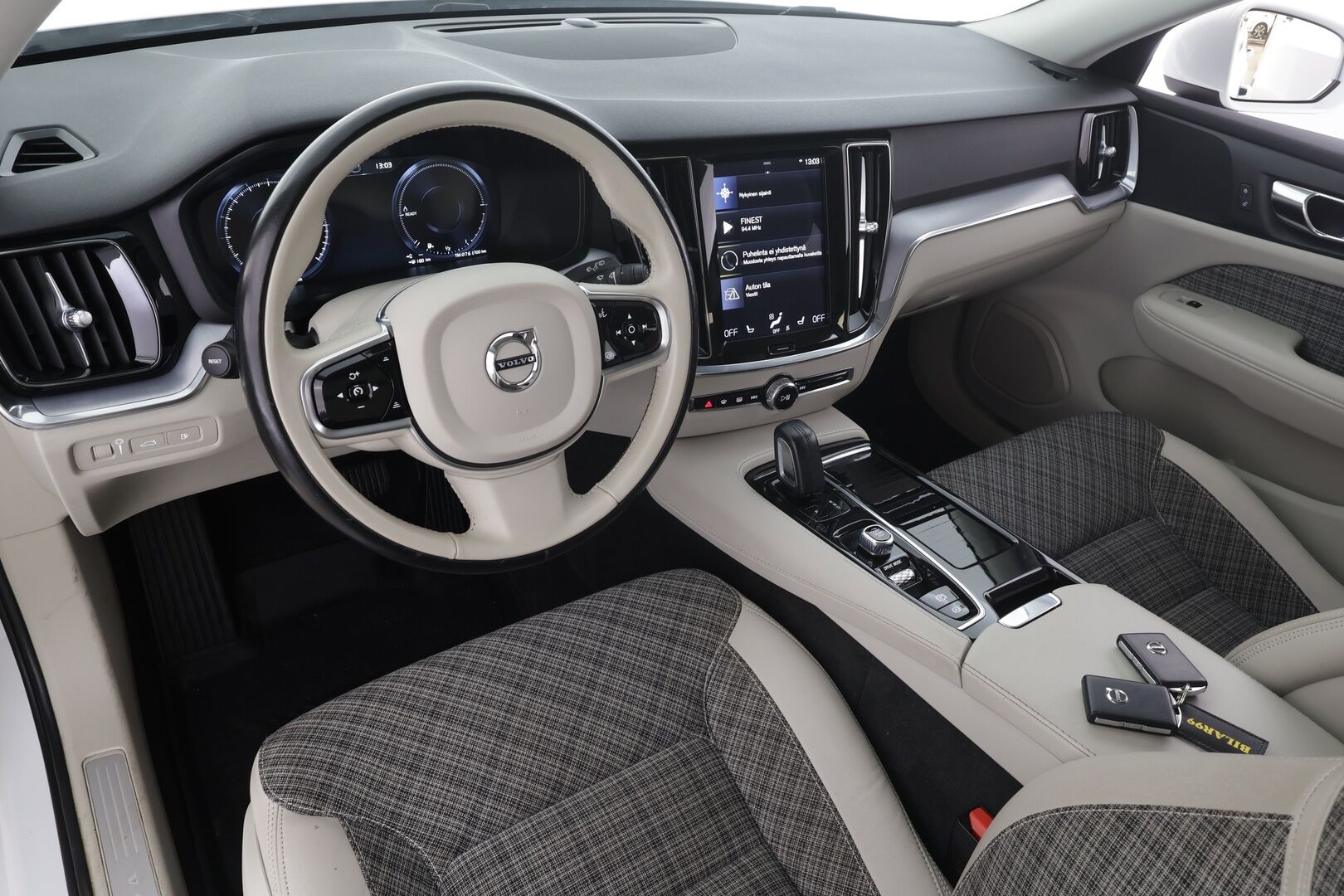 Volvo V60 2021 T6 TwE AWD Momentum aut * Webasto / Koukku / ACC / LED / P.Kamera / Navi / Kaistavahti * - HULLUT AVAJAISHULINAT KORKOTARJOUS 3,29 %