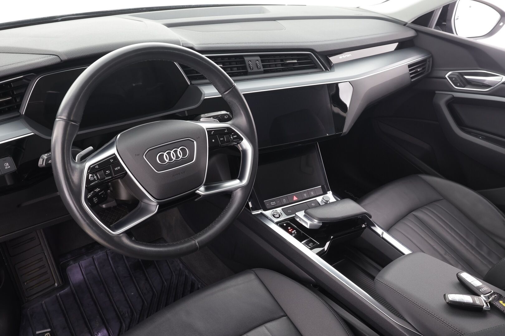 Audi e-tron 2022 55 quattro * ACC / Lisälämmitin / Muistipenkki / Nahkaverhoilu / Navi / Apple&Android * - Juuri Katsastettu! / Akku kuntotarkastettu SoH 96.1% / 2x Lataus / Kahdet Renkaat - HULLUT AVAJAISHULINAT KORKOTARJOUS 3,29 %