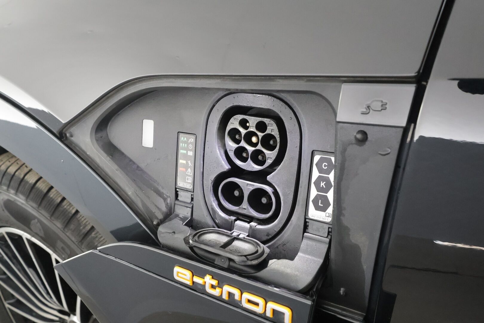 Audi e-tron 2022 55 quattro * ACC / Lisälämmitin / Muistipenkki / Nahkaverhoilu / Navi / Apple&Android * - Juuri Katsastettu! / Akku kuntotarkastettu SoH 96.1% / 2x Lataus / Kahdet Renkaat - HULLUT AVAJAISHULINAT KORKOTARJOUS 3,29 %