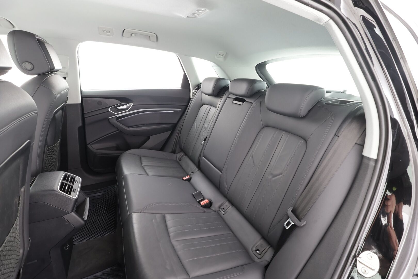 Audi e-tron 2022 55 quattro * ACC / Lisälämmitin / Muistipenkki / P.tutkat / Apple&Android / Nahkaverhoilu * - Akku kuntotarkastettu SoH 96.1% / 2x Lataus / Kahdet Renkaat