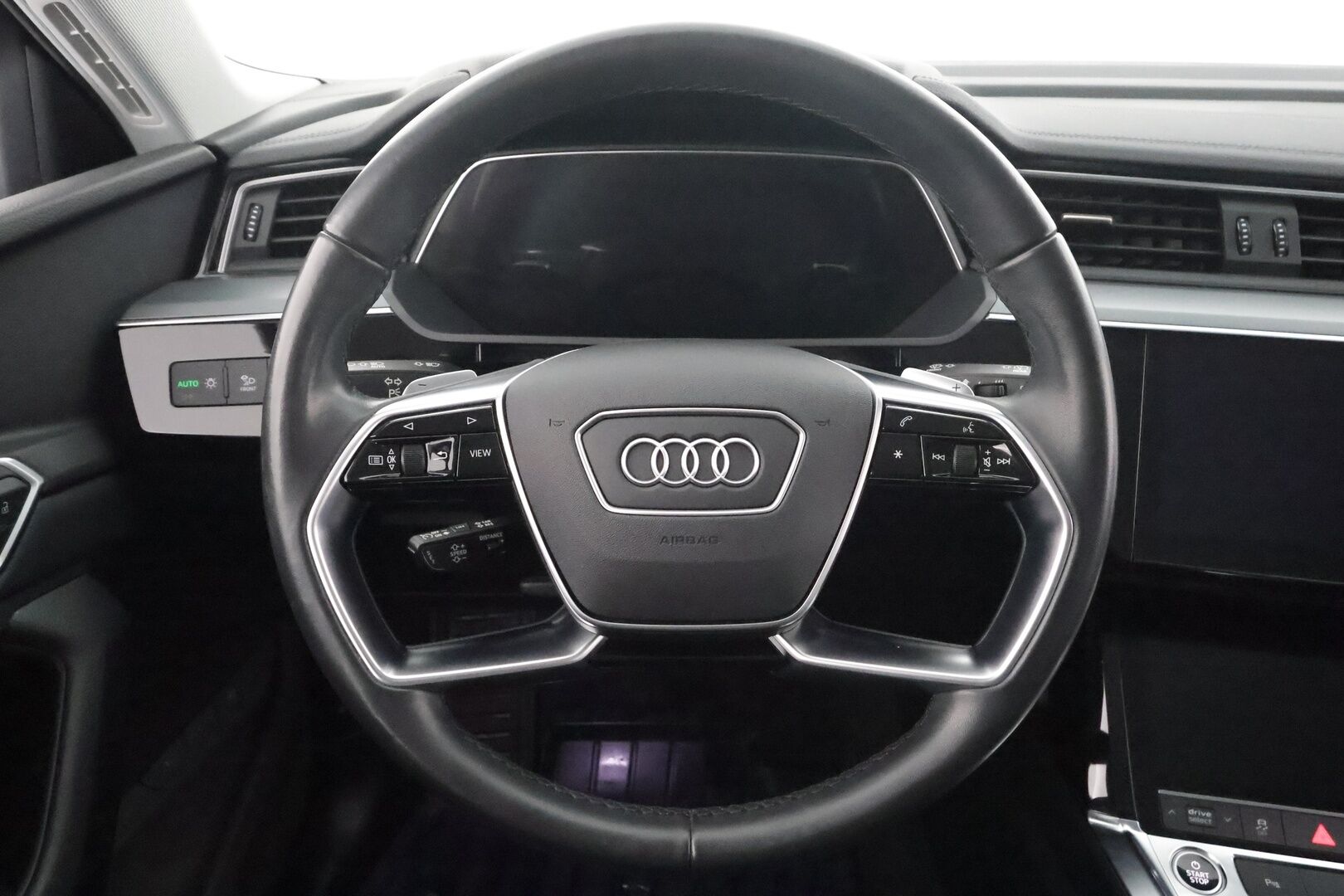 Audi e-tron 2022 55 quattro * ACC / Lisälämmitin / Muistipenkki / P.tutkat / Apple&Android / Nahkaverhoilu * - Akku kuntotarkastettu SoH 96.1% / 2x Lataus / Kahdet Renkaat