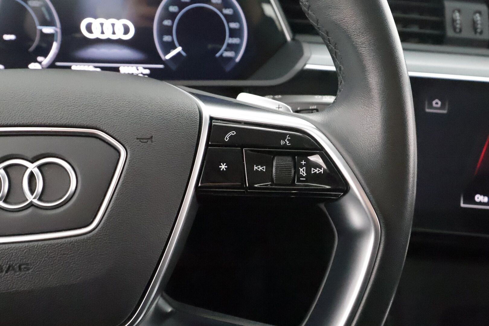 Audi e-tron 2022 55 quattro * ACC / Lisälämmitin / Muistipenkki / P.tutkat / Apple&Android / Nahkaverhoilu * - Akku kuntotarkastettu SoH 96.1% / 2x Lataus / Kahdet Renkaat