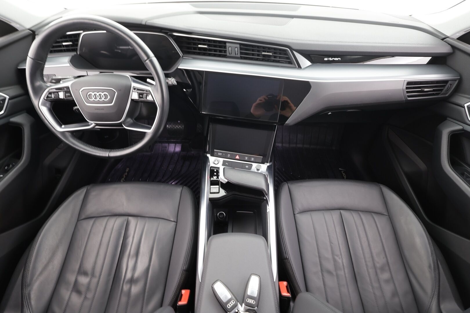 Audi e-tron 2022 55 quattro * ACC / Lisälämmitin / Muistipenkki / P.tutkat / Apple&Android / Nahkaverhoilu * - Akku kuntotarkastettu SoH 96.1% / 2x Lataus / Kahdet Renkaat