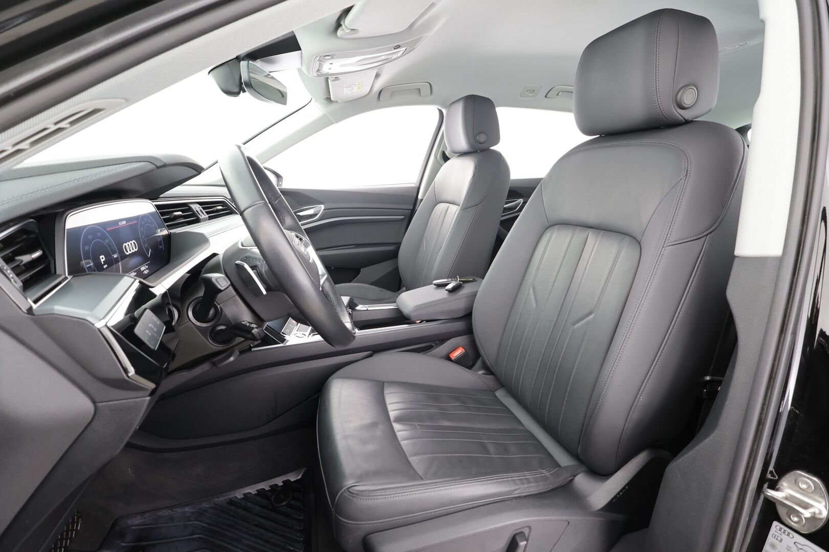 Audi e-tron 2022 55 quattro * ACC / Lisälämmitin / Muistipenkki / P.tutkat / Apple&Android / Nahkaverhoilu * - Akku kuntotarkastettu SoH 96.1% / 2x Lataus / Kahdet Renkaat