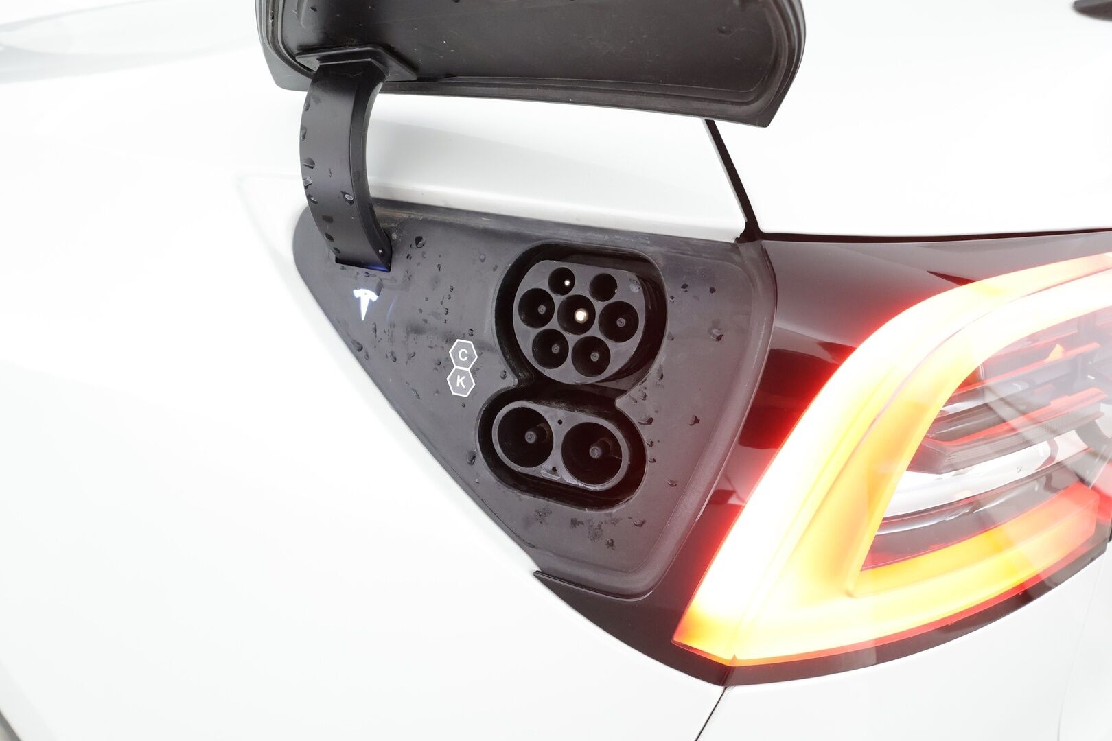 Tesla Model Y 2022 Performance * Lasikatto / Matrix LED / Premium Audio / ILP / Koukku / Mustat nahat / ACC / P.kamera * - Akku kuntotarkastettu!