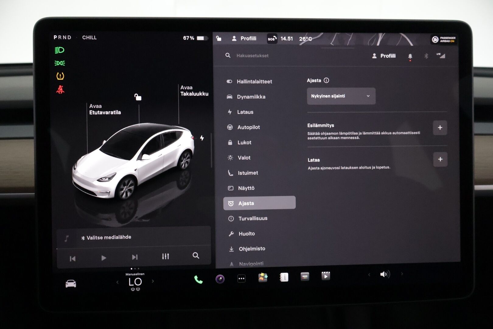 Tesla Model Y 2023 RWD *Autopilot / Lasikatto / AMD Ryzen / Lämpöpumppu / Premium Audio & Connectivity / Koukku / P.Kamerat / LED / Navi * - ALV-vähennyskelpoinen Model Y Tesla 2x vanteilla