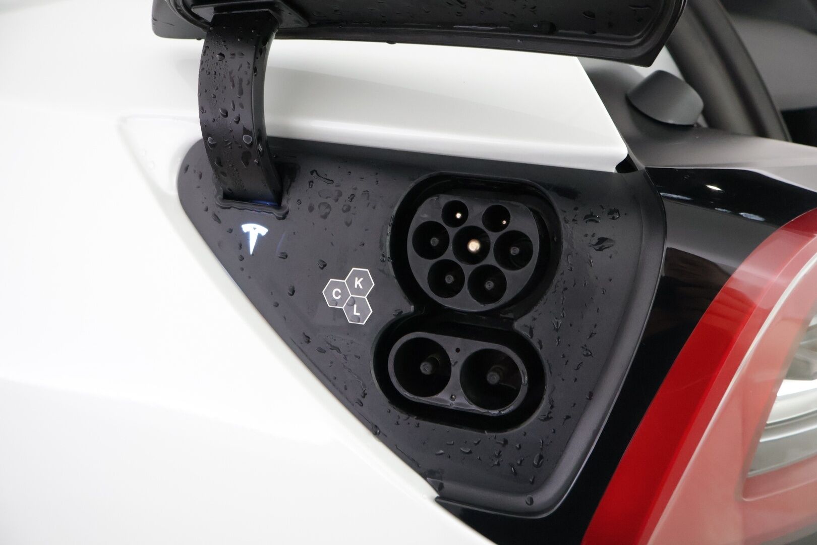 Tesla Model Y 2023 RWD *Autopilot / Lasikatto / AMD Ryzen / Lämpöpumppu / Premium Audio & Connectivity / Koukku / P.Kamerat / LED / Navi * - ALV-vähennyskelpoinen Model Y Tesla 2x vanteilla