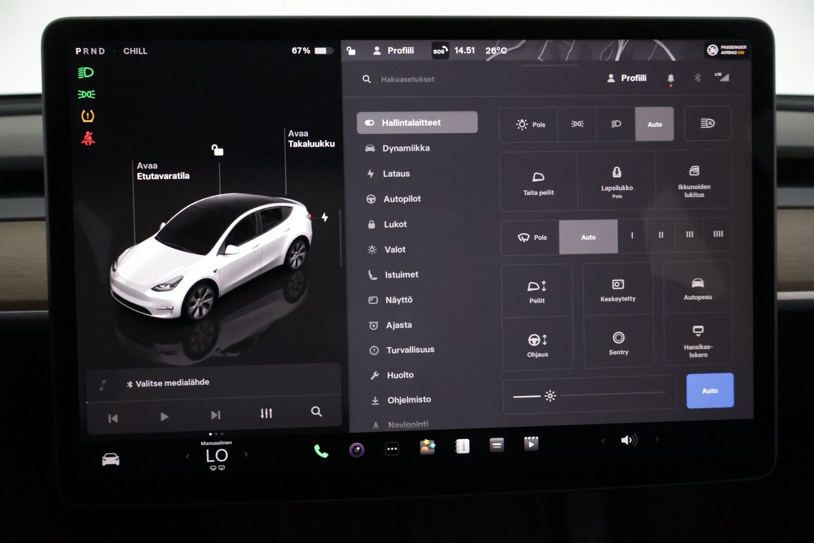 Tesla Model Y 2023 RWD *Autopilot / Lasikatto / AMD Ryzen / Lämpöpumppu / Premium Audio & Connectivity / Koukku / P.Kamerat / LED / Navi * - ALV-vähennyskelpoinen Model Y Tesla 2x vanteilla