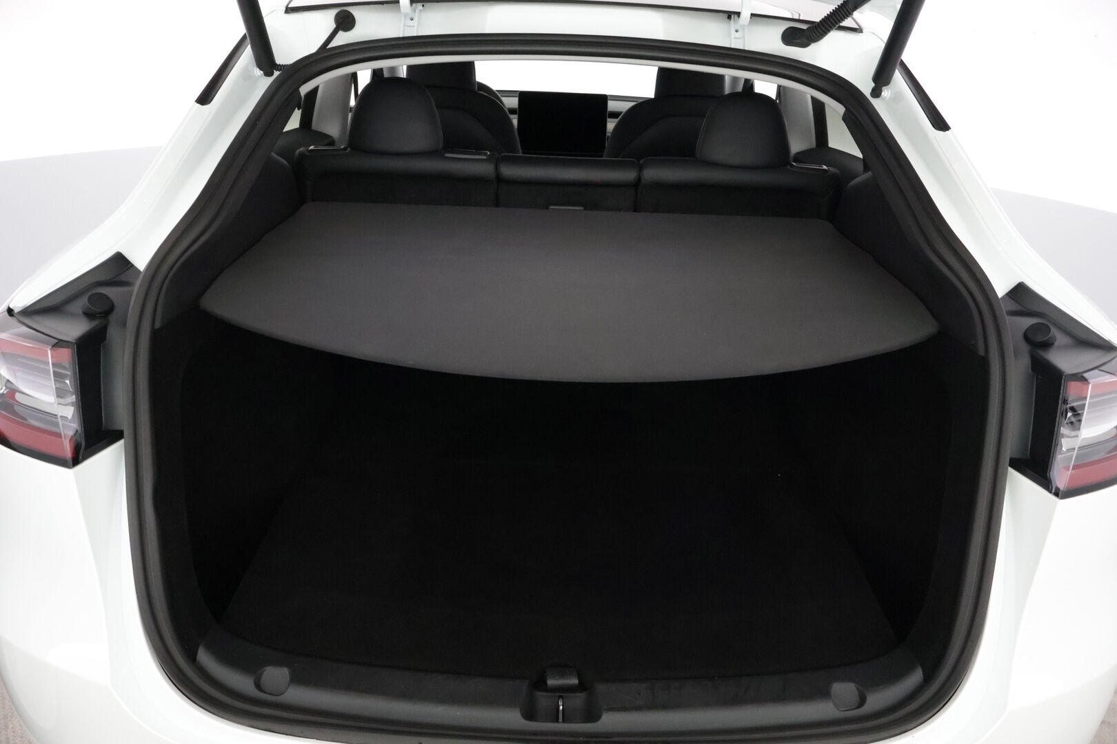 Tesla Model Y 2023 RWD *Autopilot / Lasikatto / AMD Ryzen / Lämpöpumppu / Premium Audio & Connectivity / Koukku / P.Kamerat / LED / Navi * - ALV-vähennyskelpoinen Model Y Tesla 2x vanteilla