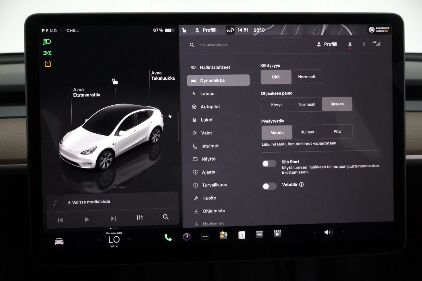 Tesla Model Y 2023 RWD *Autopilot / Lasikatto / AMD Ryzen / Lämpöpumppu / Premium Audio & Connectivity / Koukku / P.Kamerat / LED / Navi * - ALV-vähennyskelpoinen Model Y Tesla 2x vanteilla