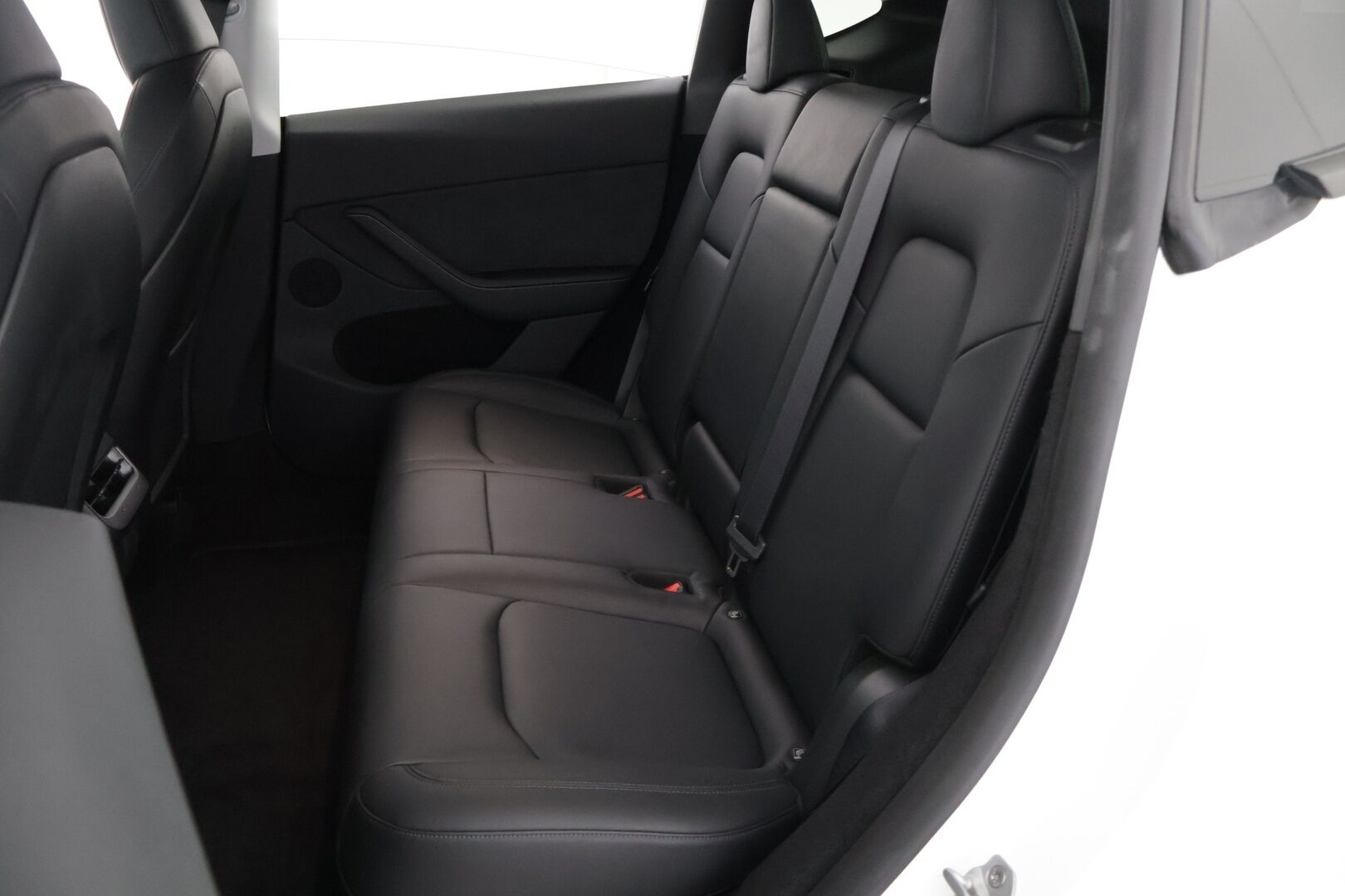 Tesla Model Y 2023 RWD *Autopilot / Lasikatto / AMD Ryzen / Lämpöpumppu / Premium Audio & Connectivity / Koukku / P.Kamerat / LED / Navi * - ALV-vähennyskelpoinen Model Y Tesla 2x vanteilla