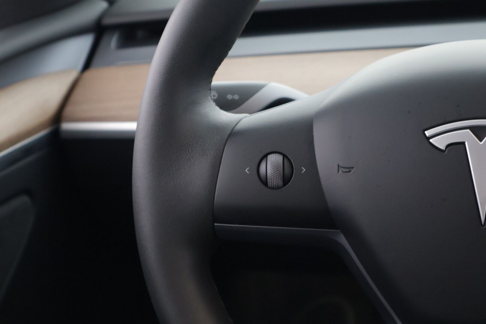 Tesla Model Y 2023 RWD *Autopilot / Lasikatto / AMD Ryzen / Lämpöpumppu / Premium Audio & Connectivity / Koukku / P.Kamerat / LED / Navi * - ALV-vähennyskelpoinen Model Y Tesla 2x vanteilla